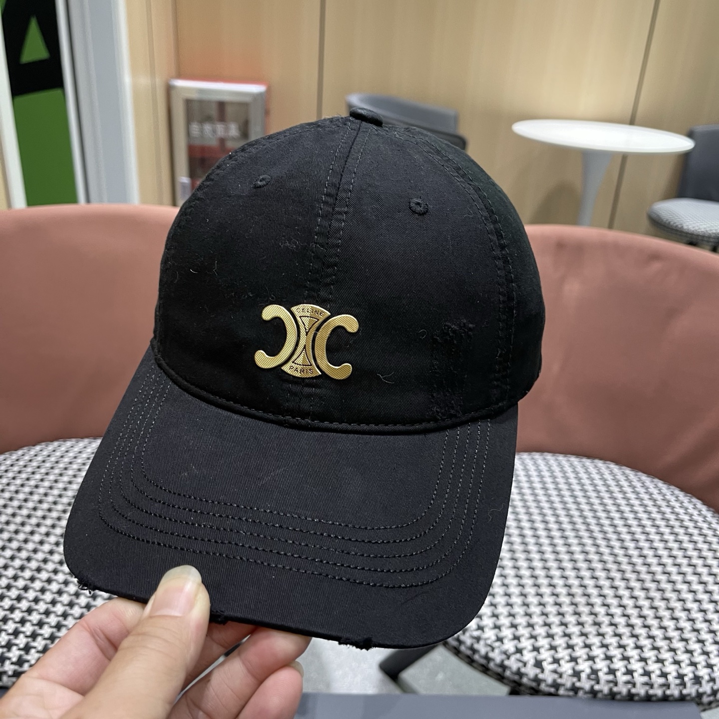 CELINE（塞琳）棒球帽🧢简简单单但很有辨识度 走在人群中一眼就能吸引住眼球
