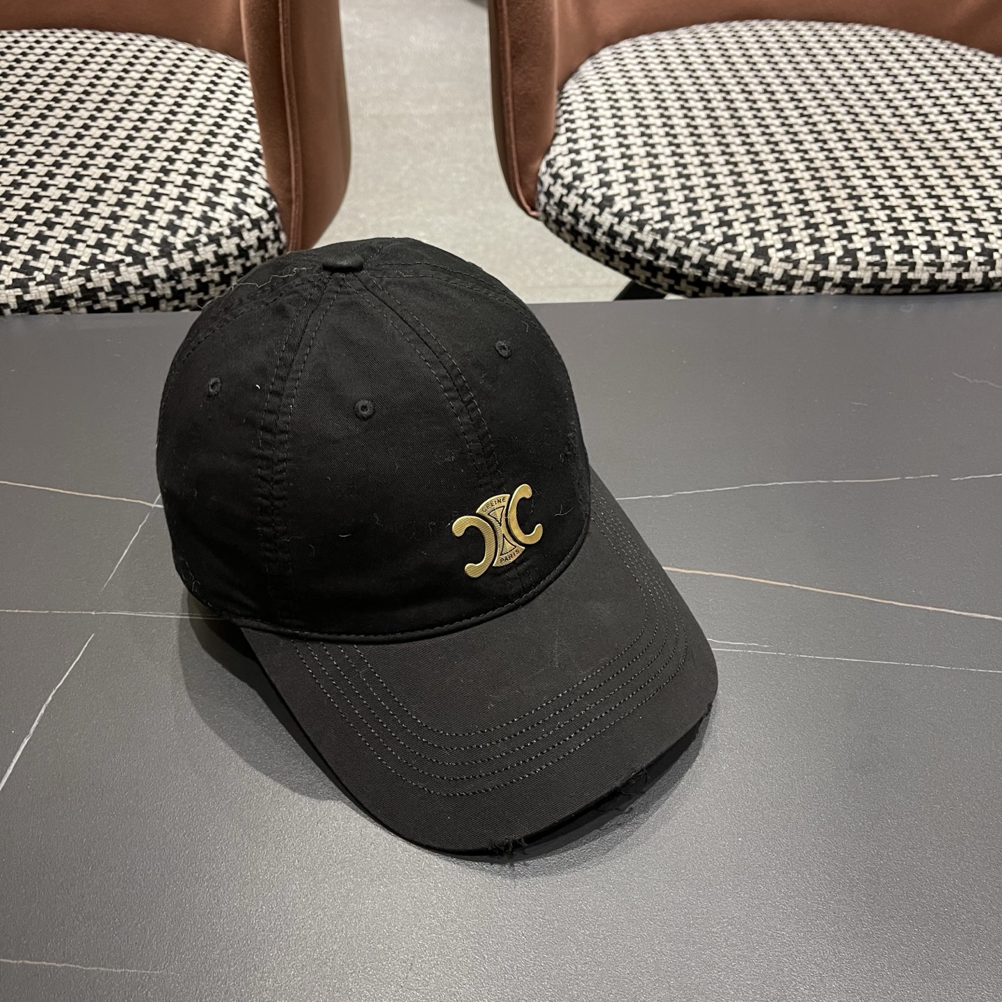 CELINE（塞琳）棒球帽🧢简简单单但很有辨识度 走在人群中一眼就能吸引住眼球