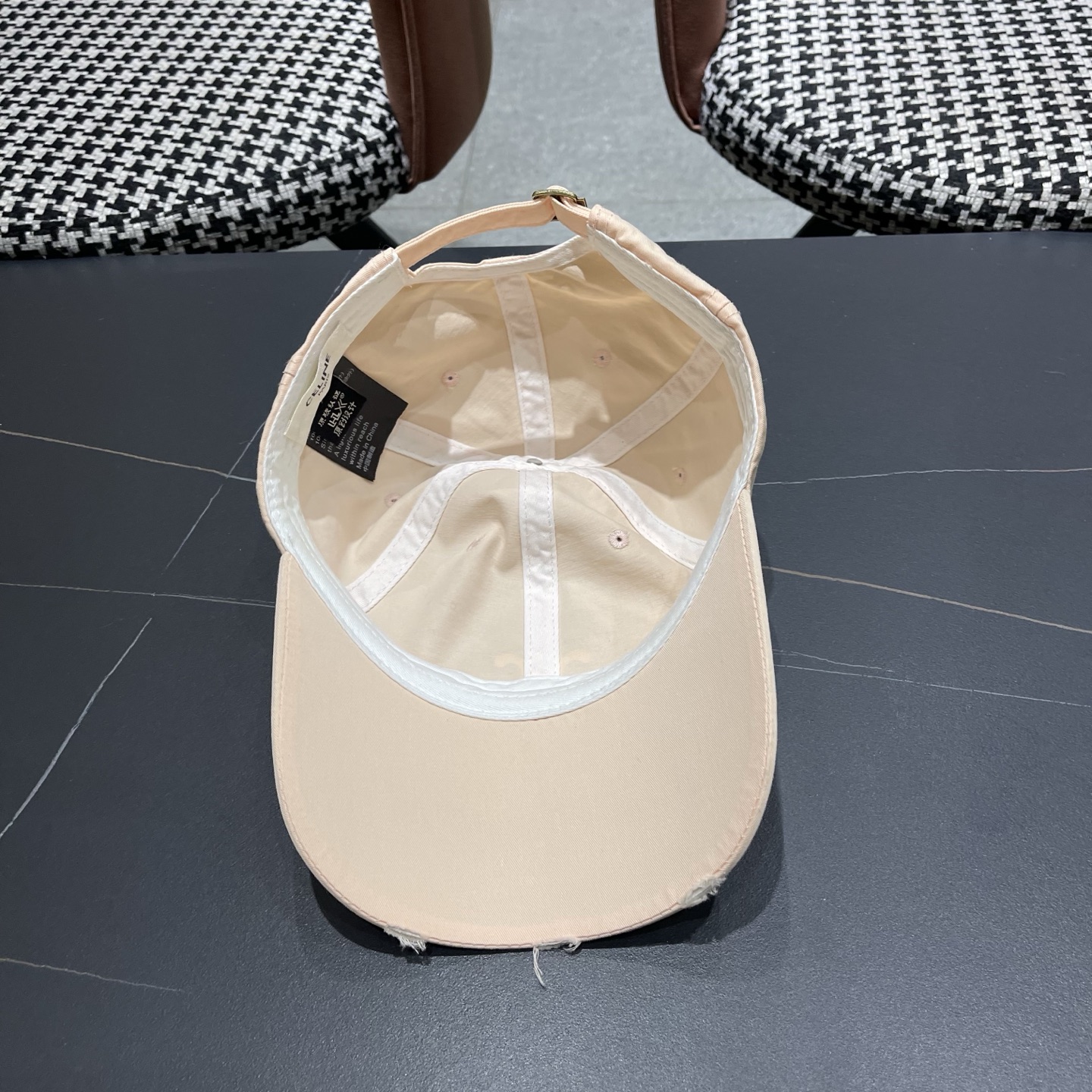 CELINE（塞琳）棒球帽🧢简简单单但很有辨识度 走在人群中一眼就能吸引住眼球