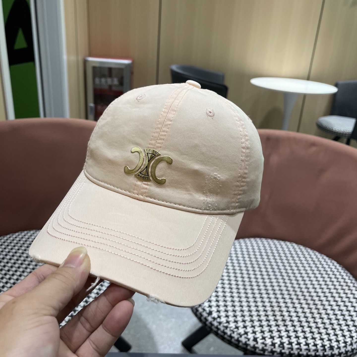 CELINE（塞琳）棒球帽🧢简简单单但很有辨识度 走在人群中一眼就能吸引住眼球