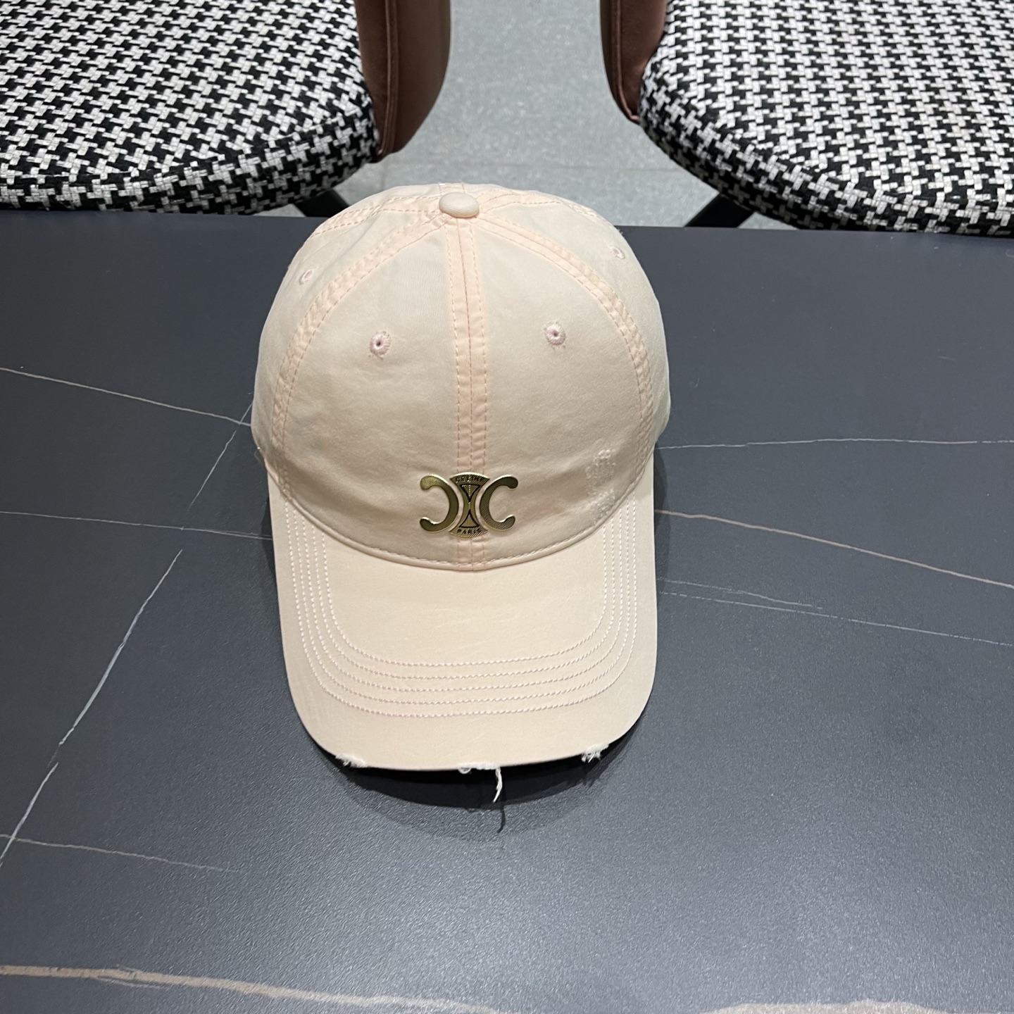 CELINE（塞琳）棒球帽🧢简简单单但很有辨识度 走在人群中一眼就能吸引住眼球
