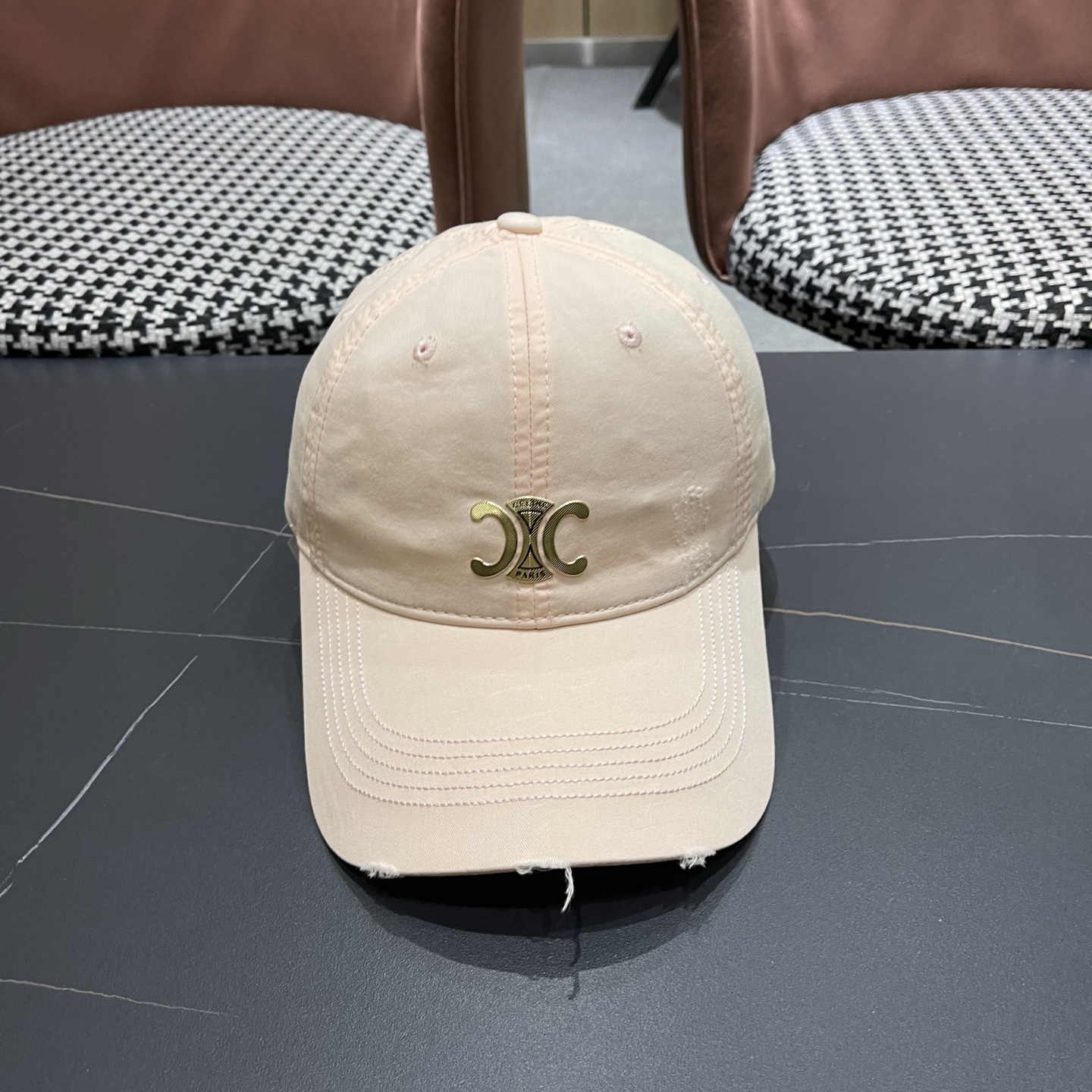 CELINE（塞琳）棒球帽🧢简简单单但很有辨识度 走在人群中一眼就能吸引住眼球