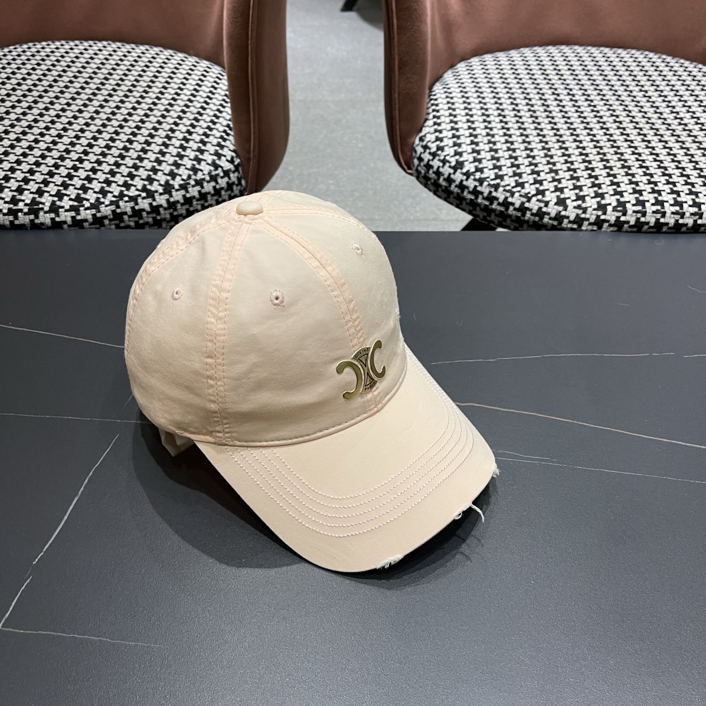 CELINE（塞琳）棒球帽🧢简简单单但很有辨识度 走在人群中一眼就能吸引住眼球