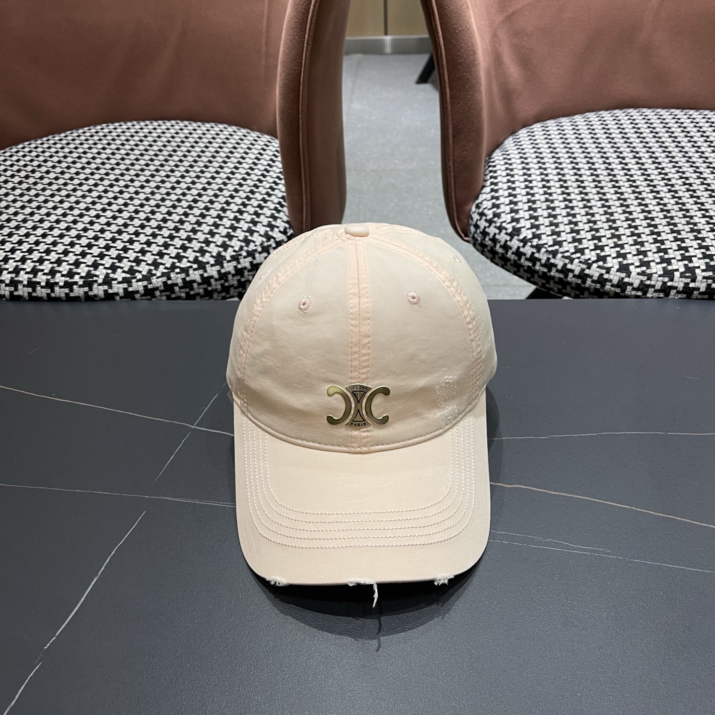 CELINE（塞琳）棒球帽🧢简简单单但很有辨识度 走在人群中一眼就能吸引住眼球