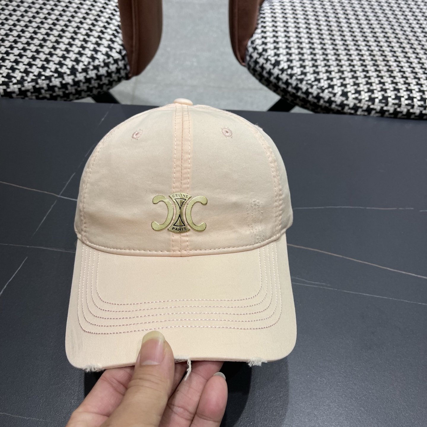 CELINE（塞琳）棒球帽🧢简简单单但很有辨识度 走在人群中一眼就能吸引住眼球