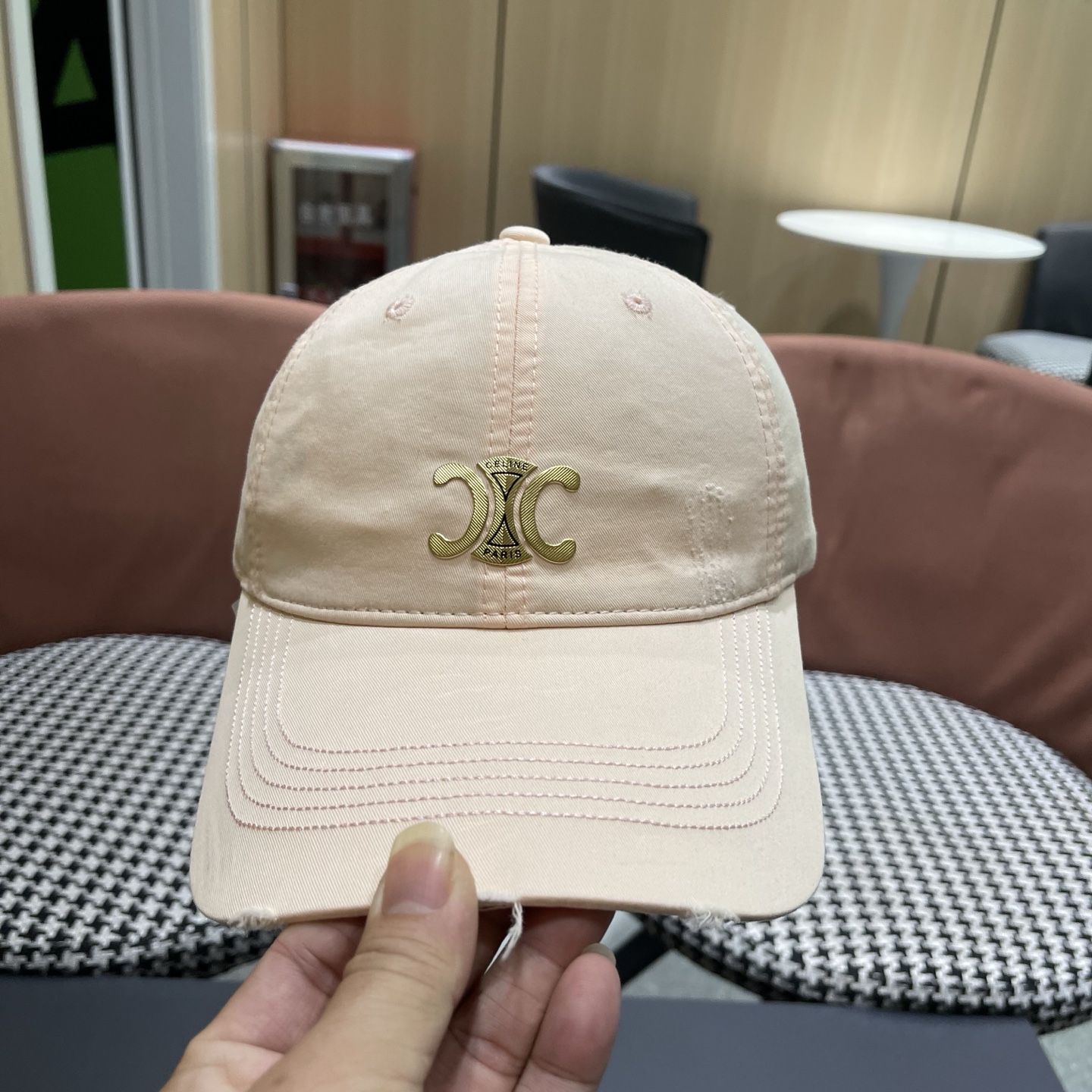 CELINE（塞琳）棒球帽🧢简简单单但很有辨识度 走在人群中一眼就能吸引住眼球