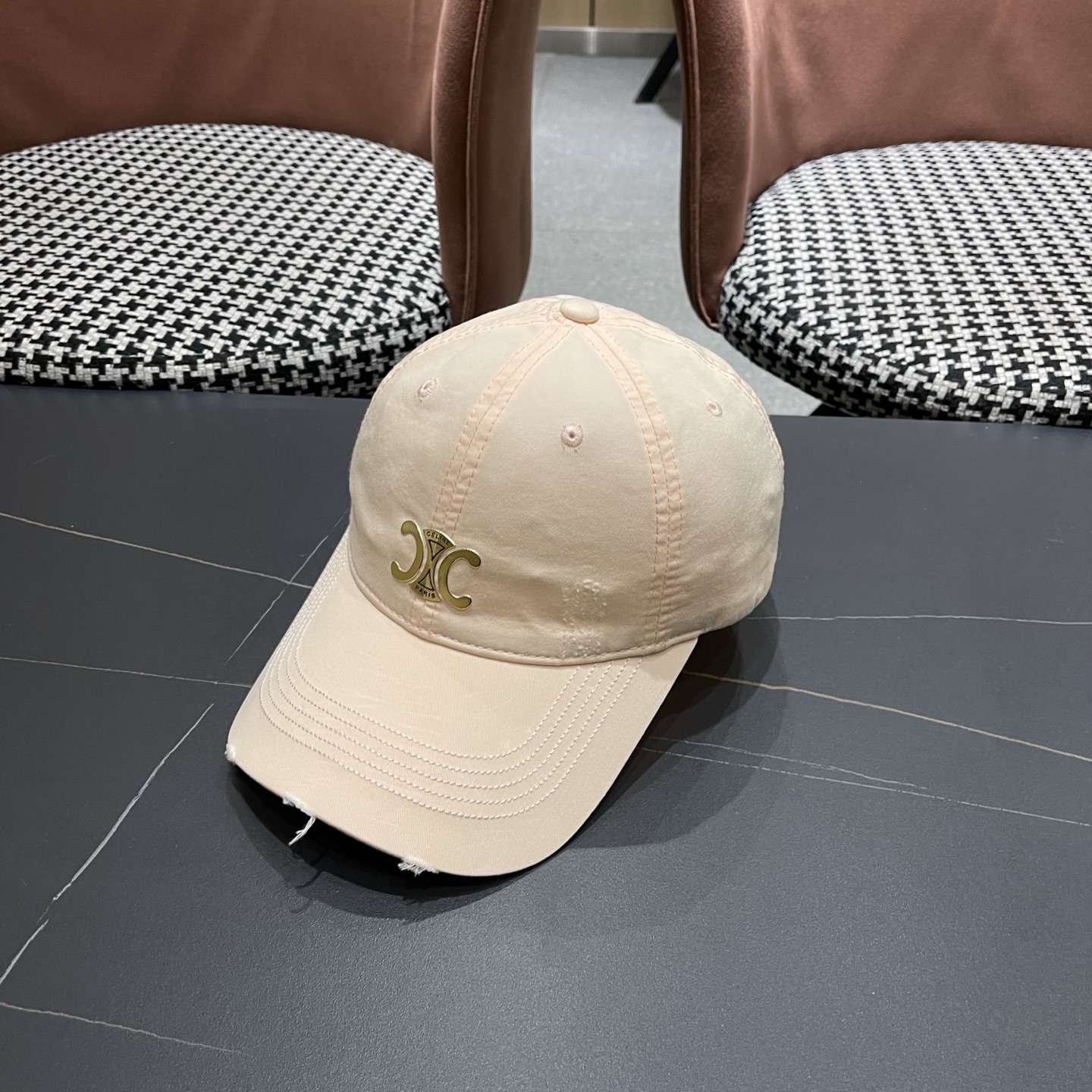 CELINE（塞琳）棒球帽🧢简简单单但很有辨识度 走在人群中一眼就能吸引住眼球