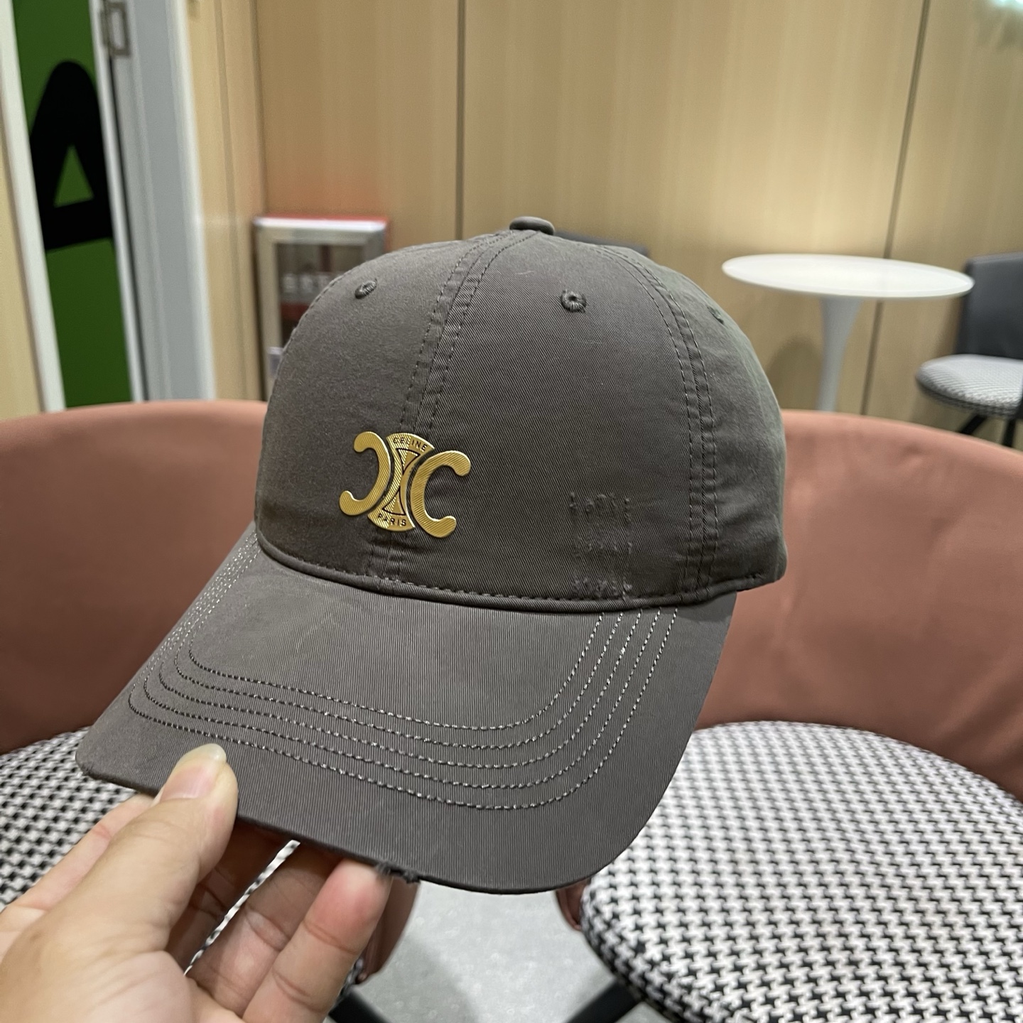 CELINE（塞琳）棒球帽🧢简简单单但很有辨识度 走在人群中一眼就能吸引住眼球