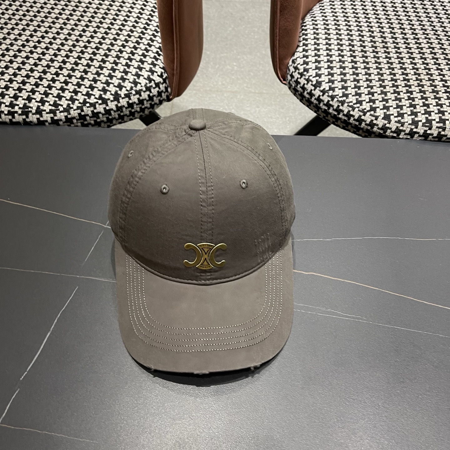 CELINE（塞琳）棒球帽🧢简简单单但很有辨识度 走在人群中一眼就能吸引住眼球