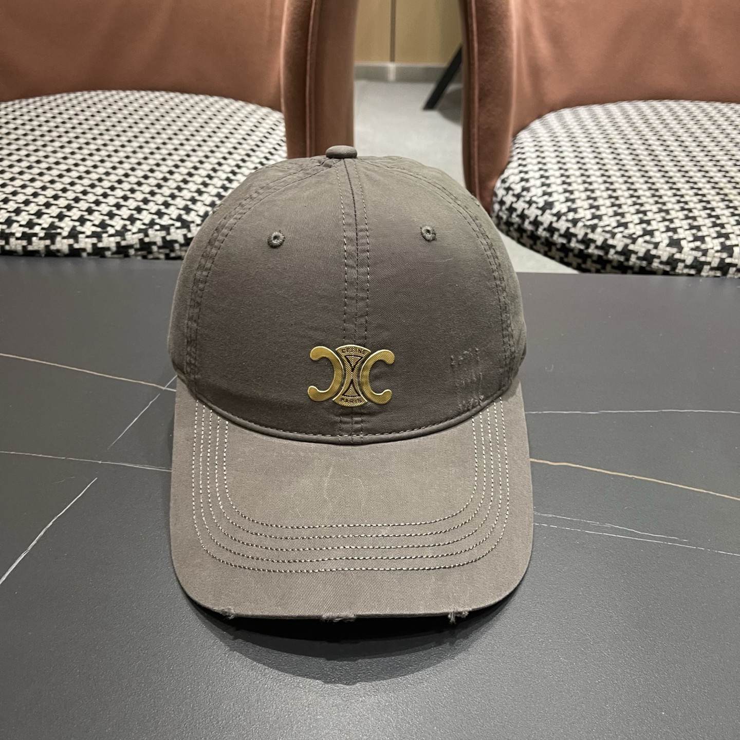 CELINE（塞琳）棒球帽🧢简简单单但很有辨识度 走在人群中一眼就能吸引住眼球