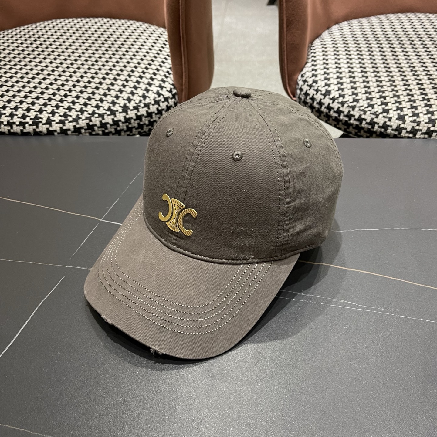 CELINE（塞琳）棒球帽🧢简简单单但很有辨识度 走在人群中一眼就能吸引住眼球