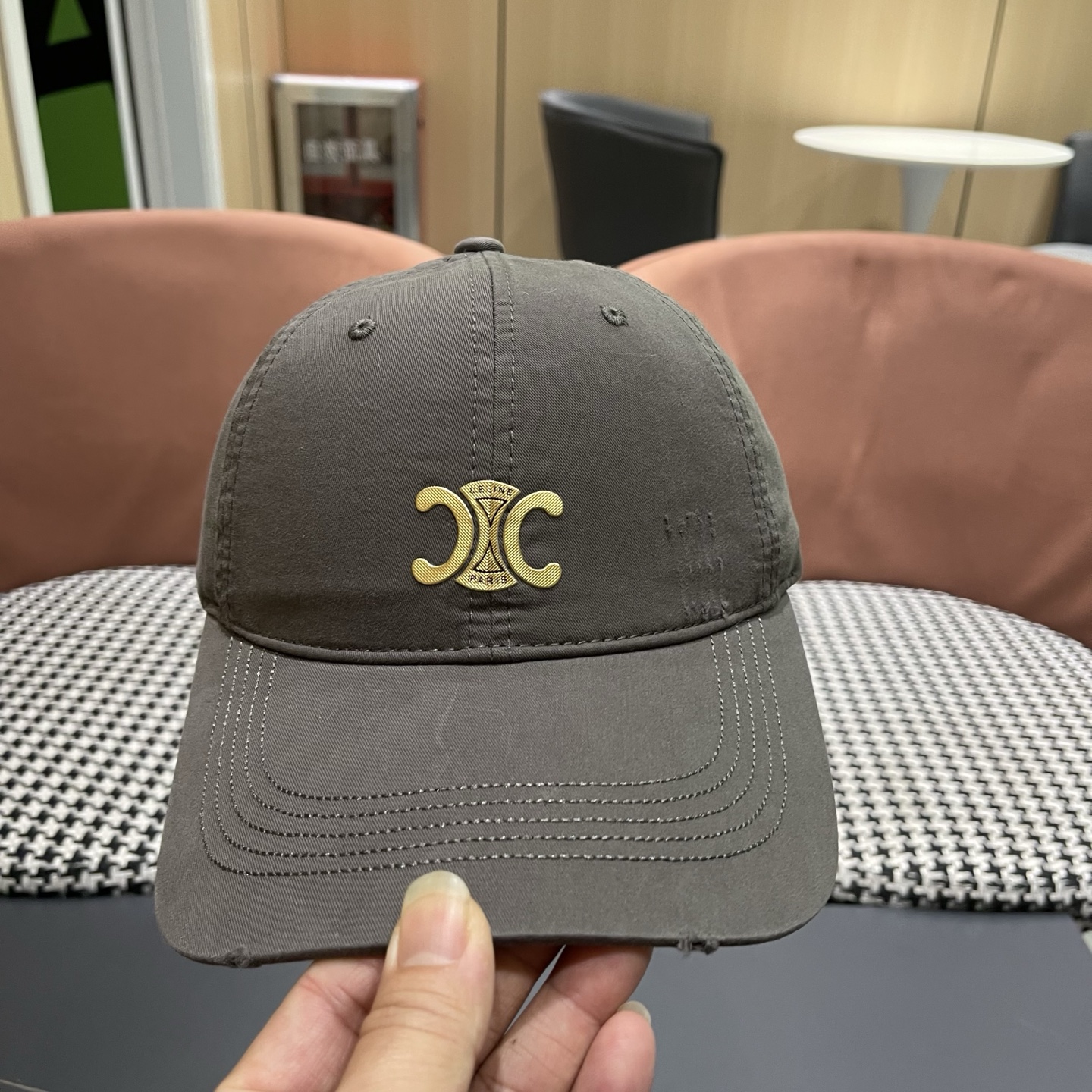 CELINE（塞琳）棒球帽🧢简简单单但很有辨识度 走在人群中一眼就能吸引住眼球