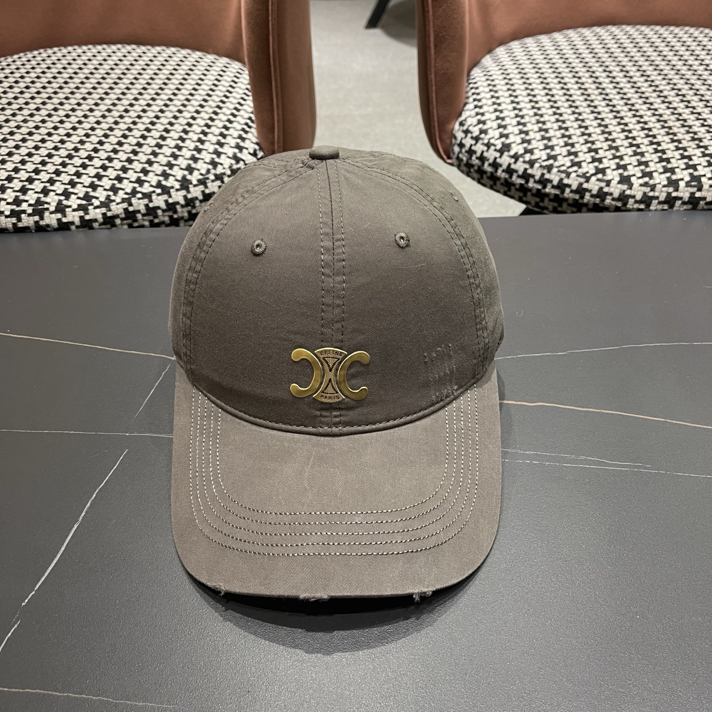CELINE（塞琳）棒球帽🧢简简单单但很有辨识度 走在人群中一眼就能吸引住眼球
