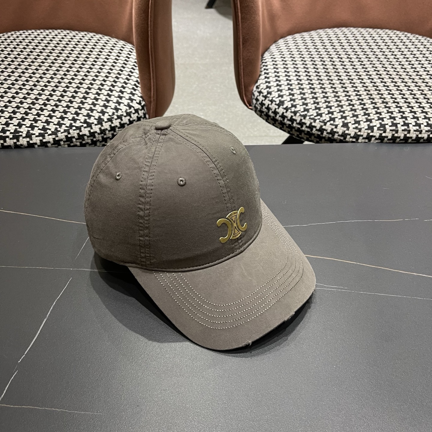 CELINE（塞琳）棒球帽🧢简简单单但很有辨识度 走在人群中一眼就能吸引住眼球