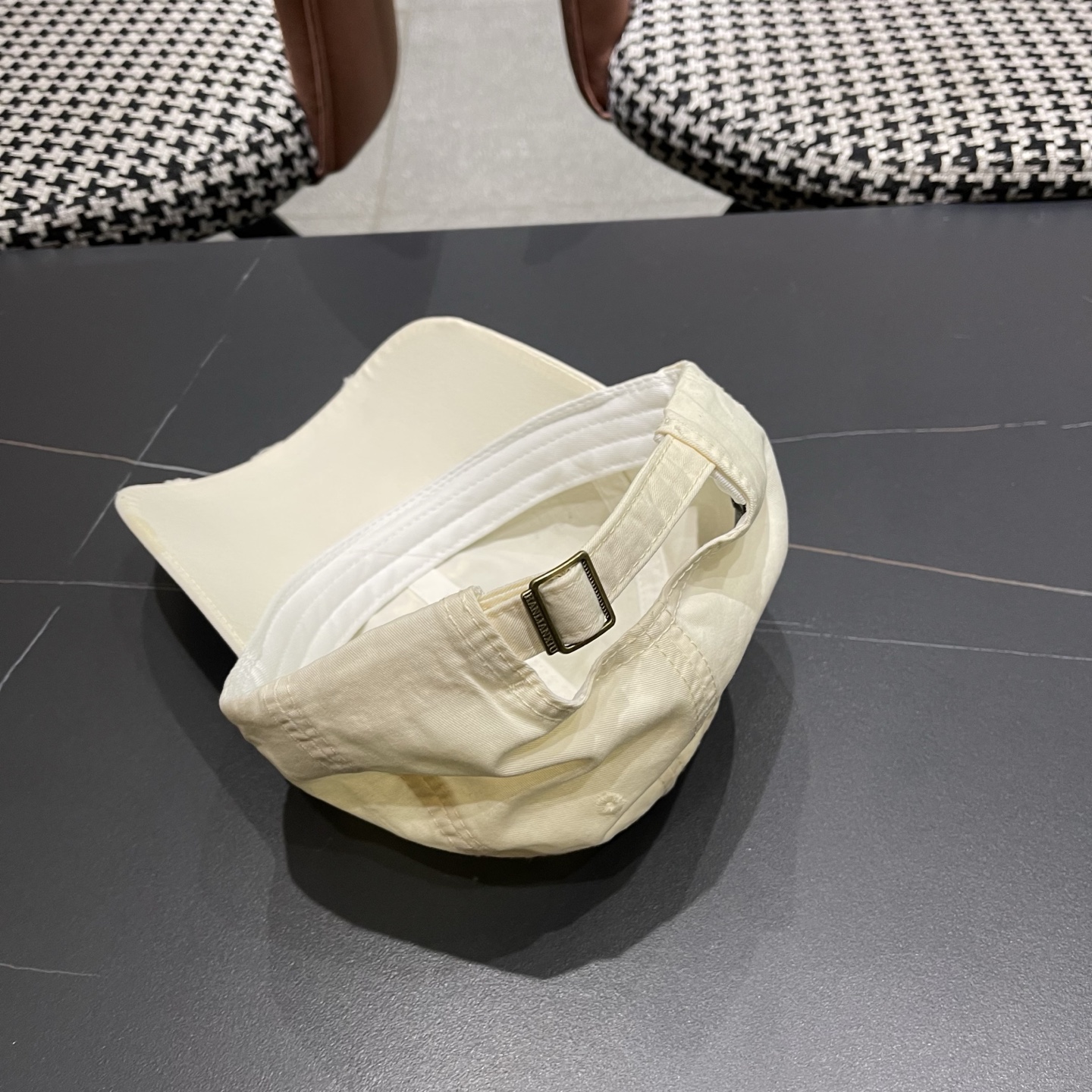 CELINE（塞琳）棒球帽🧢简简单单但很有辨识度 走在人群中一眼就能吸引住眼球