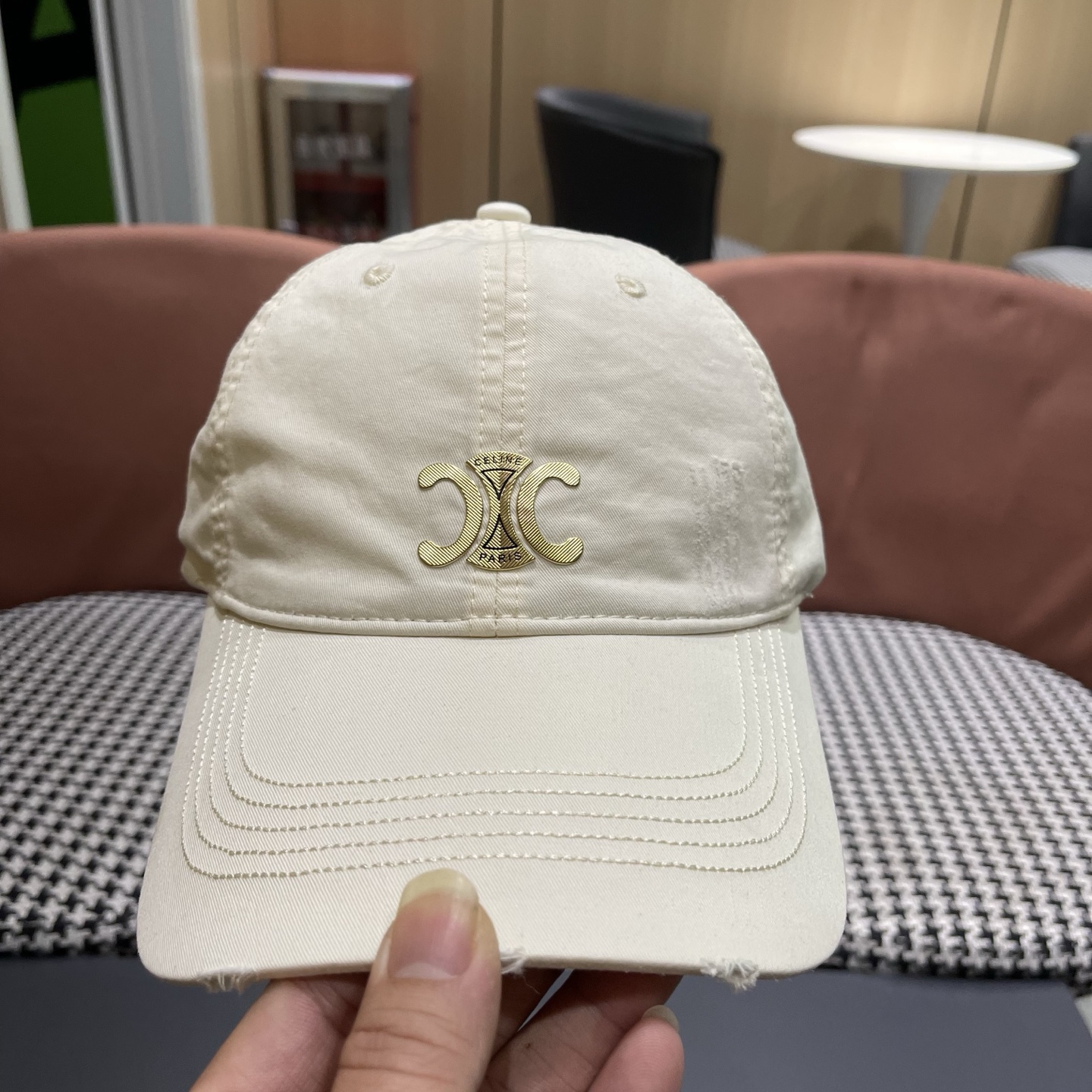 CELINE（塞琳）棒球帽🧢简简单单但很有辨识度 走在人群中一眼就能吸引住眼球