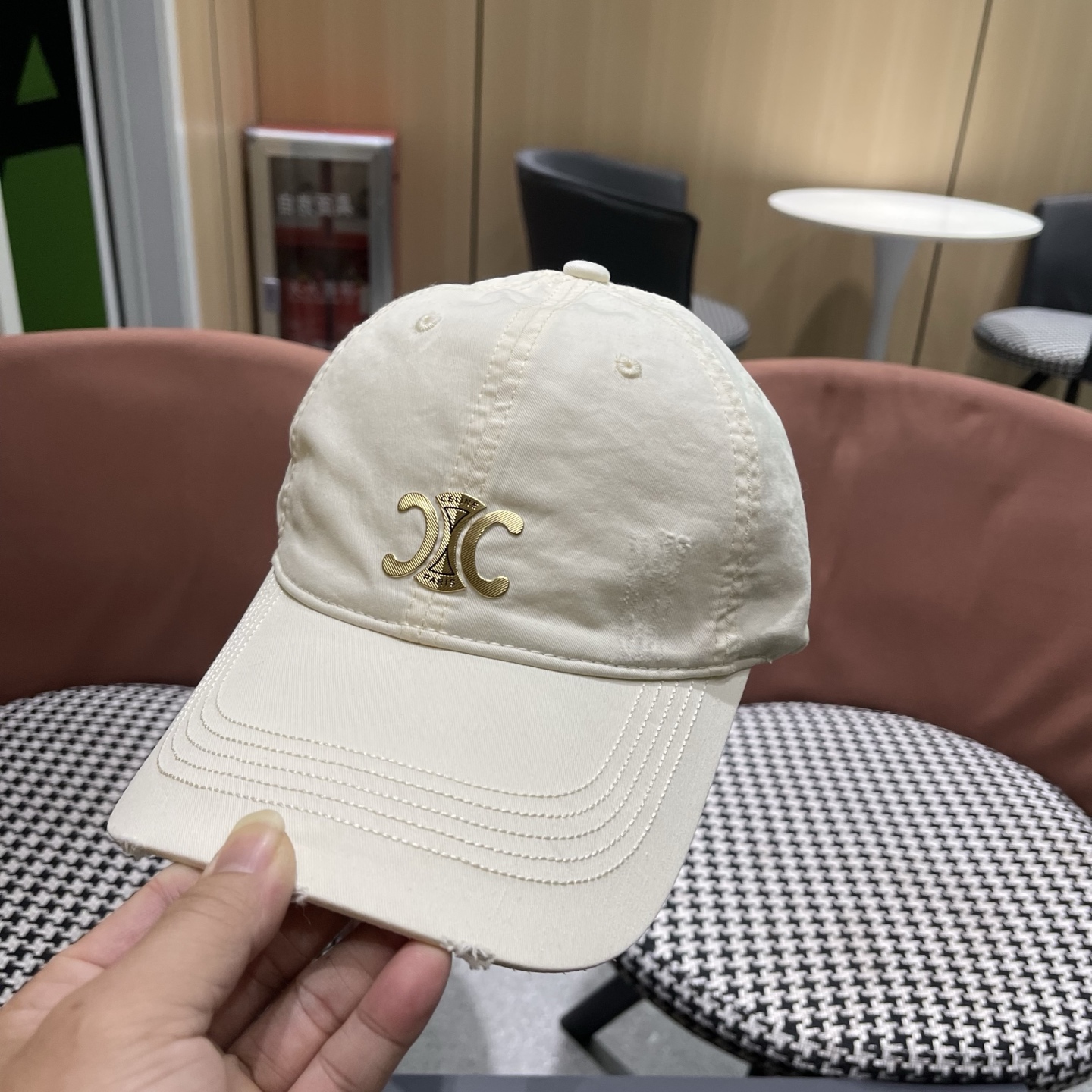 CELINE（塞琳）棒球帽🧢简简单单但很有辨识度 走在人群中一眼就能吸引住眼球