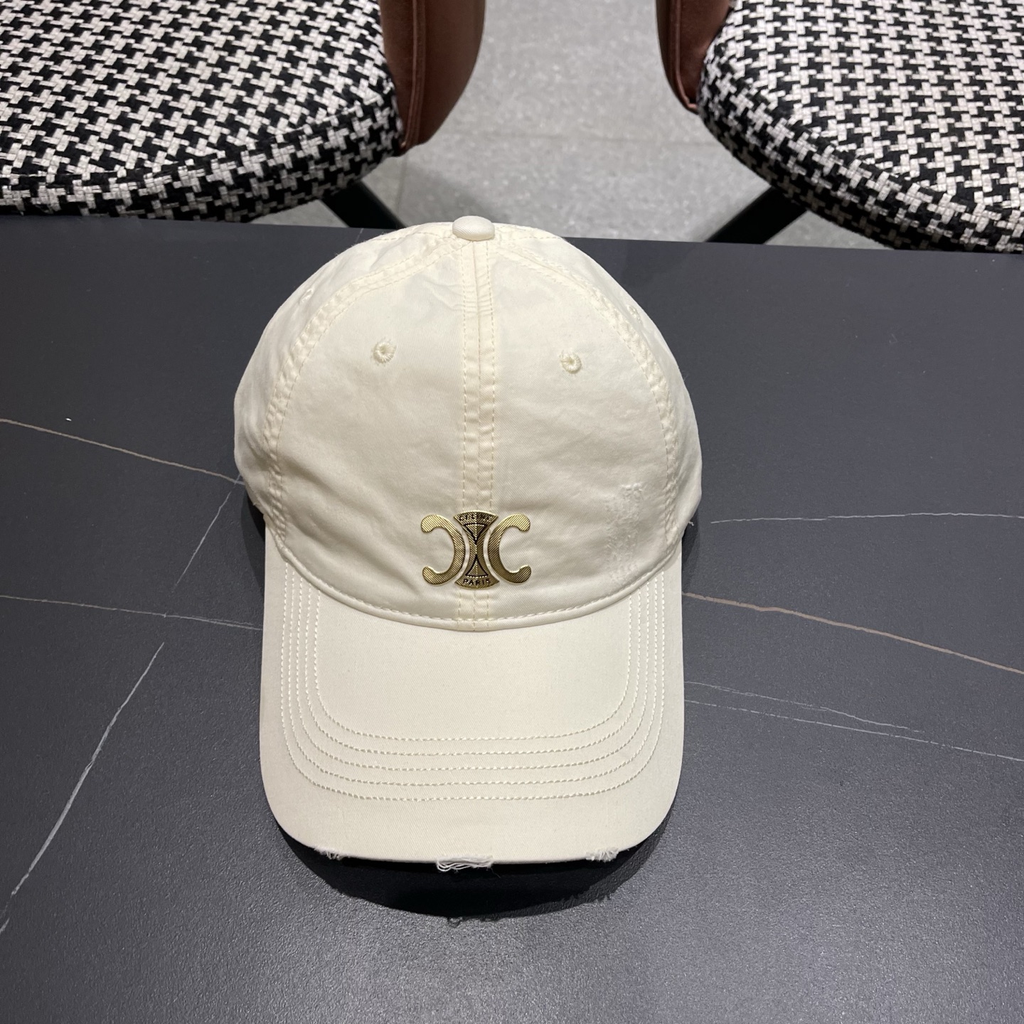 CELINE（塞琳）棒球帽🧢简简单单但很有辨识度 走在人群中一眼就能吸引住眼球