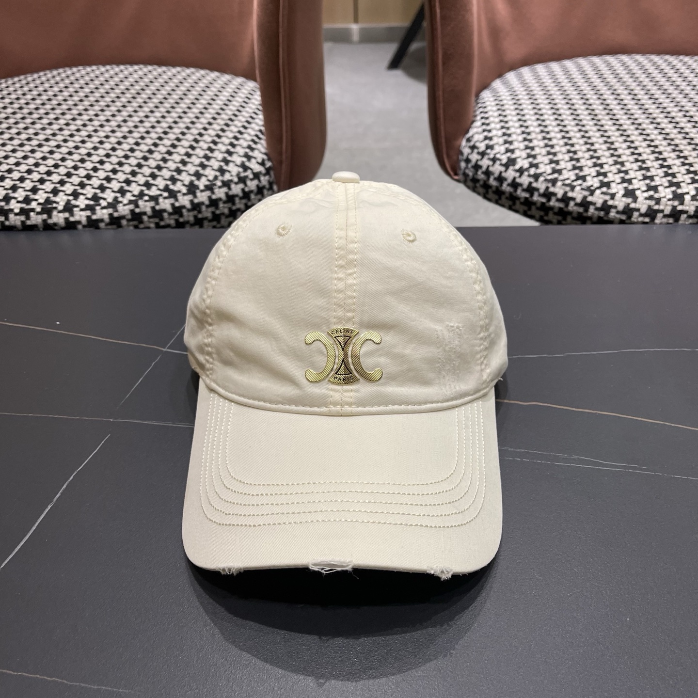 CELINE（塞琳）棒球帽🧢简简单单但很有辨识度 走在人群中一眼就能吸引住眼球