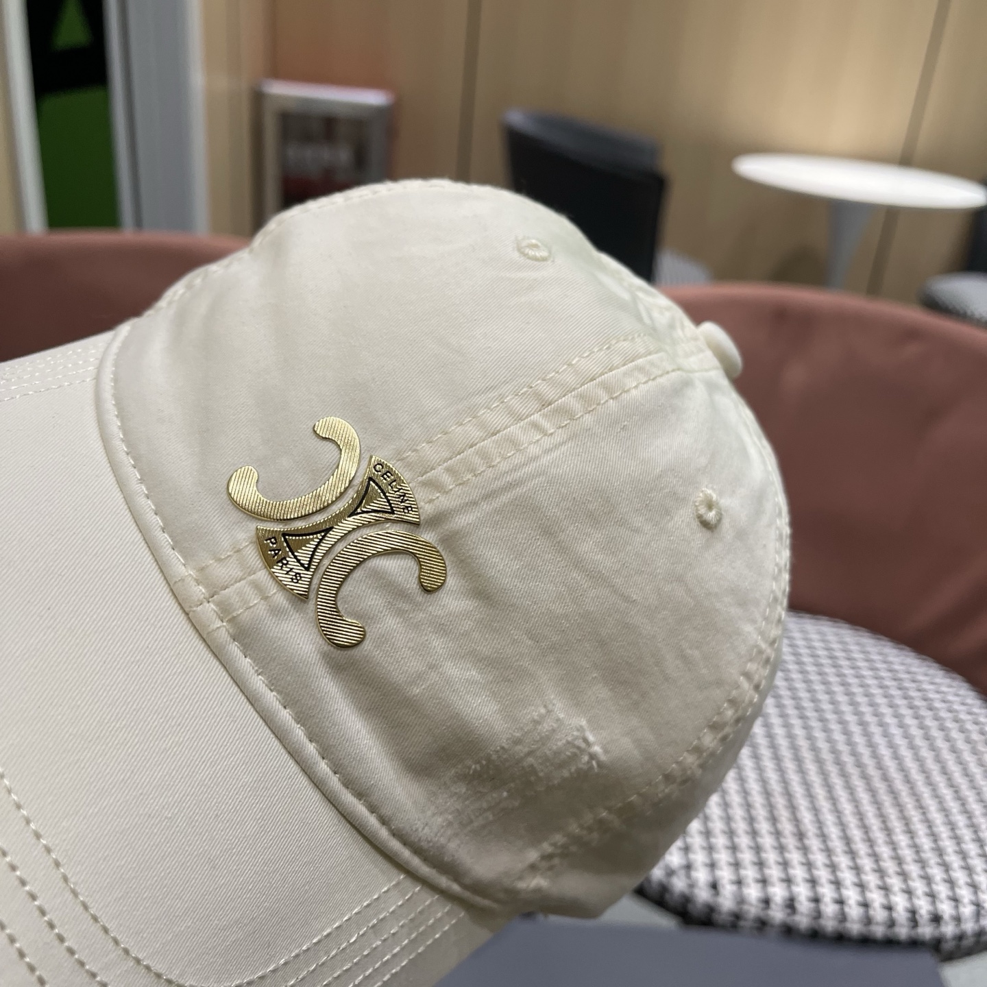 CELINE（塞琳）棒球帽🧢简简单单但很有辨识度 走在人群中一眼就能吸引住眼球