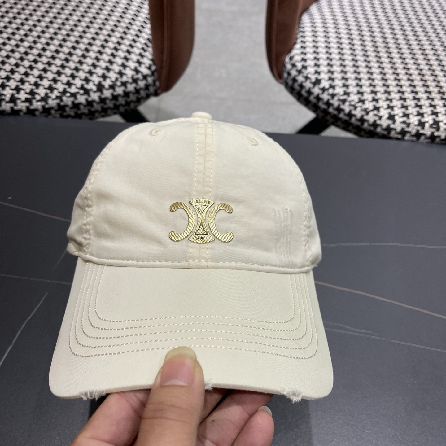 CELINE（塞琳）棒球帽🧢简简单单但很有辨识度 走在人群中一眼就能吸引住眼球