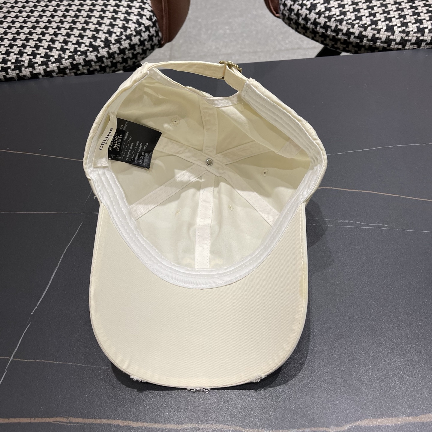 CELINE（塞琳）棒球帽🧢简简单单但很有辨识度 走在人群中一眼就能吸引住眼球