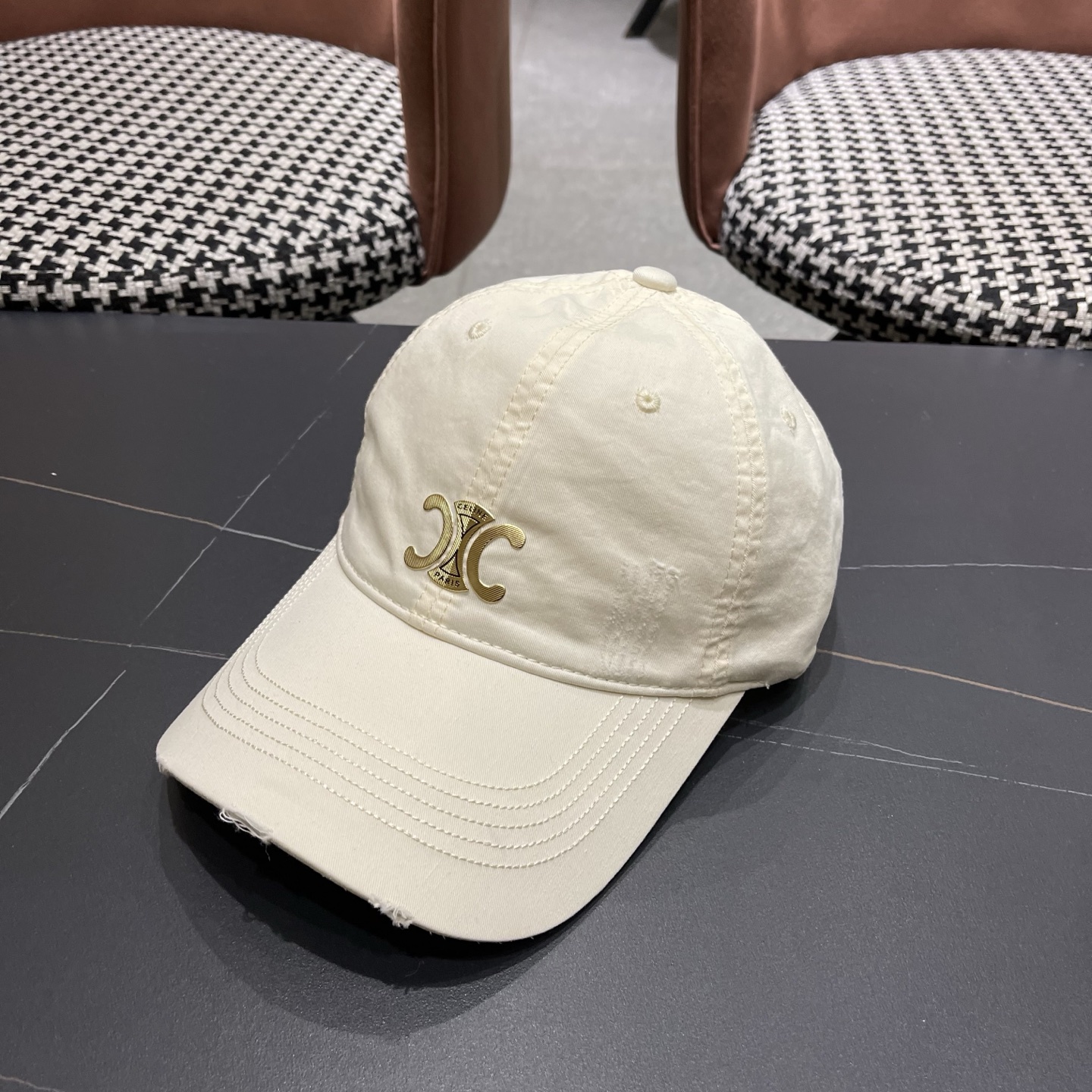 CELINE（塞琳）棒球帽🧢简简单单但很有辨识度 走在人群中一眼就能吸引住眼球