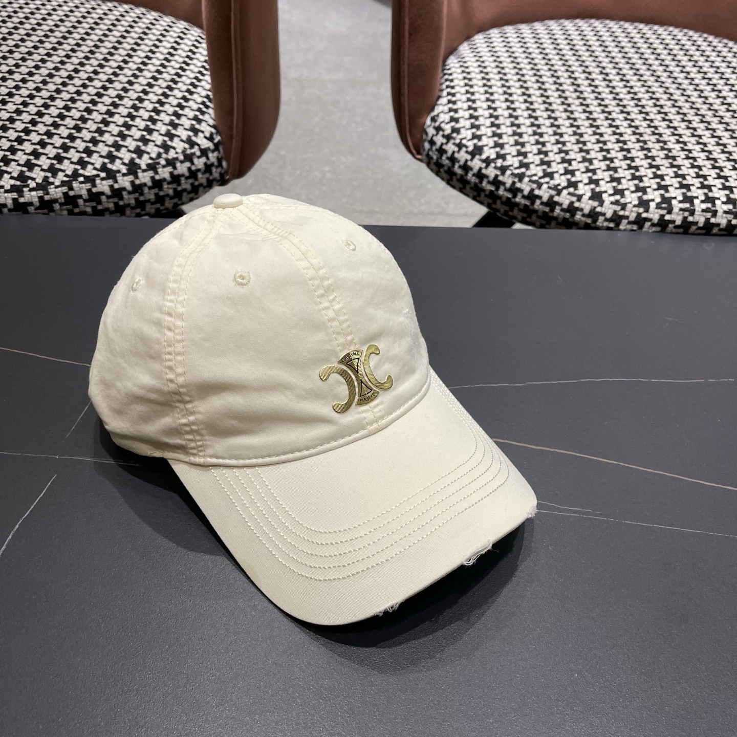 CELINE（塞琳）棒球帽🧢简简单单但很有辨识度 走在人群中一眼就能吸引住眼球