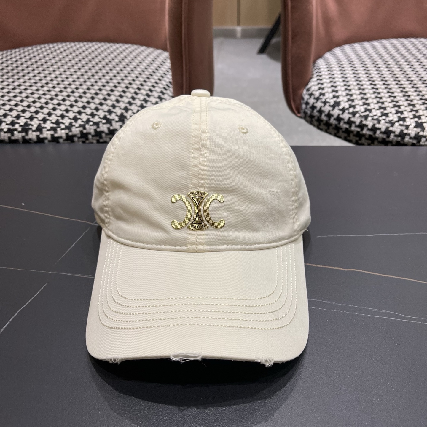 CELINE（塞琳）棒球帽🧢简简单单但很有辨识度 走在人群中一眼就能吸引住眼球