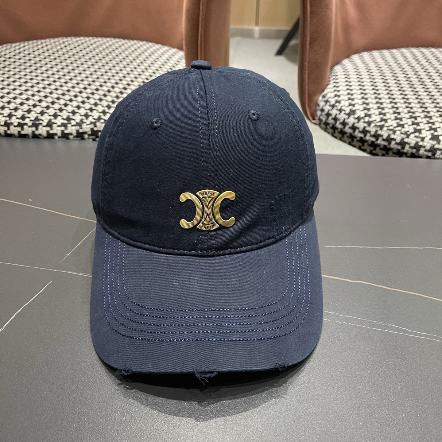 CELINE（塞琳）棒球帽🧢简简单单但很有辨识度 走在人群中一眼就能吸引住眼球