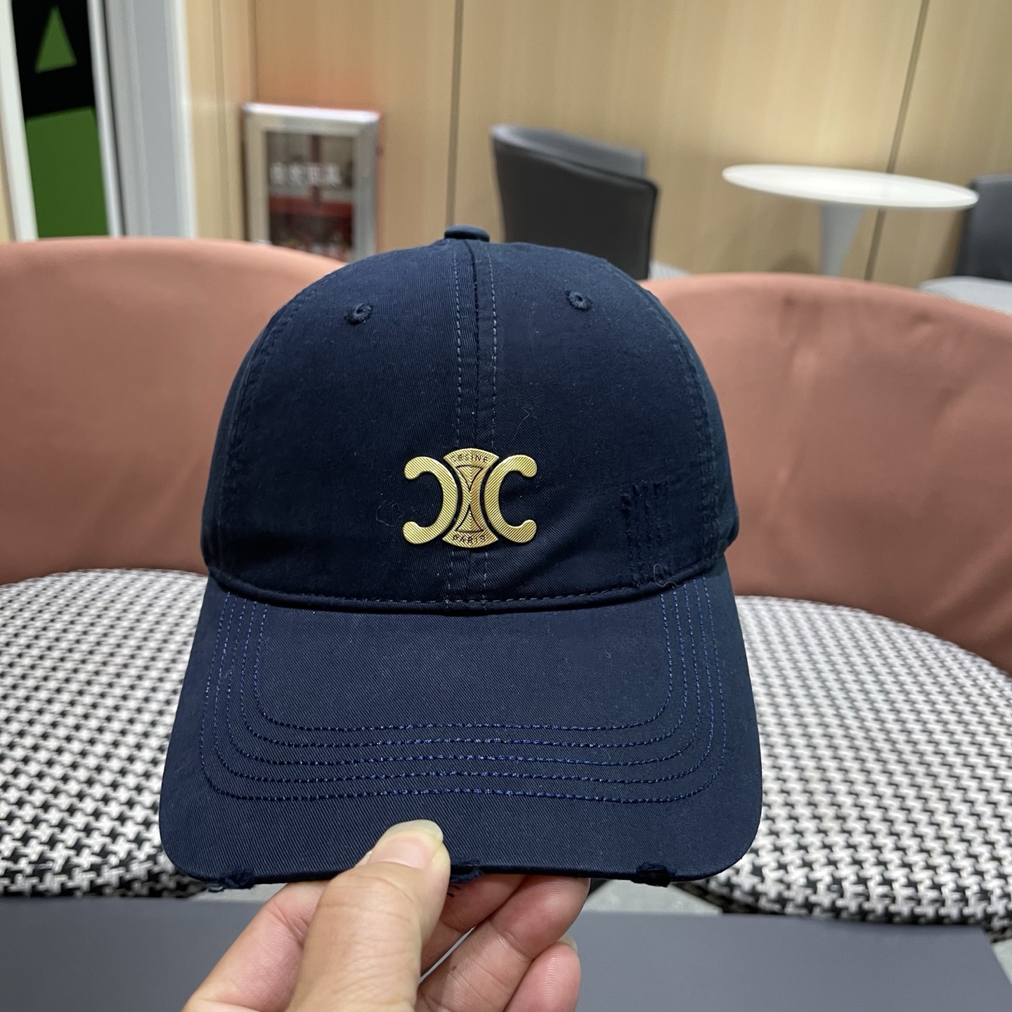 CELINE（塞琳）棒球帽🧢简简单单但很有辨识度 走在人群中一眼就能吸引住眼球