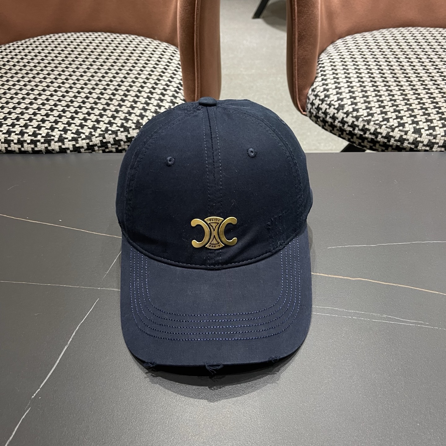 CELINE（塞琳）棒球帽🧢简简单单但很有辨识度 走在人群中一眼就能吸引住眼球