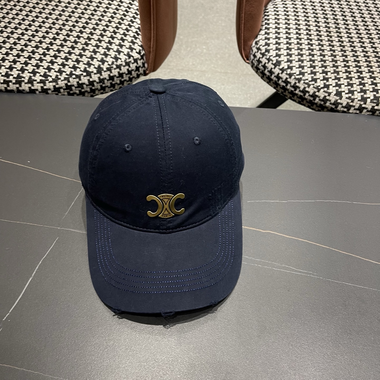 CELINE（塞琳）棒球帽🧢简简单单但很有辨识度 走在人群中一眼就能吸引住眼球