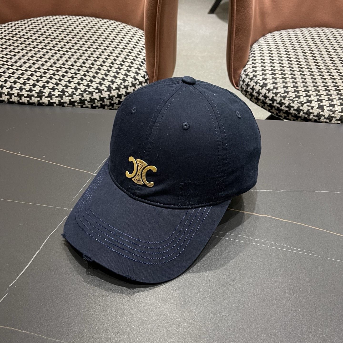 CELINE（塞琳）棒球帽🧢简简单单但很有辨识度 走在人群中一眼就能吸引住眼球