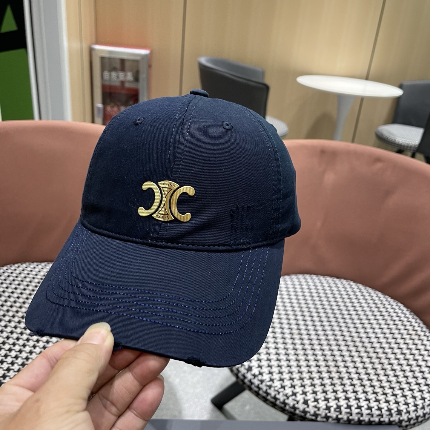 CELINE（塞琳）棒球帽🧢简简单单但很有辨识度 走在人群中一眼就能吸引住眼球