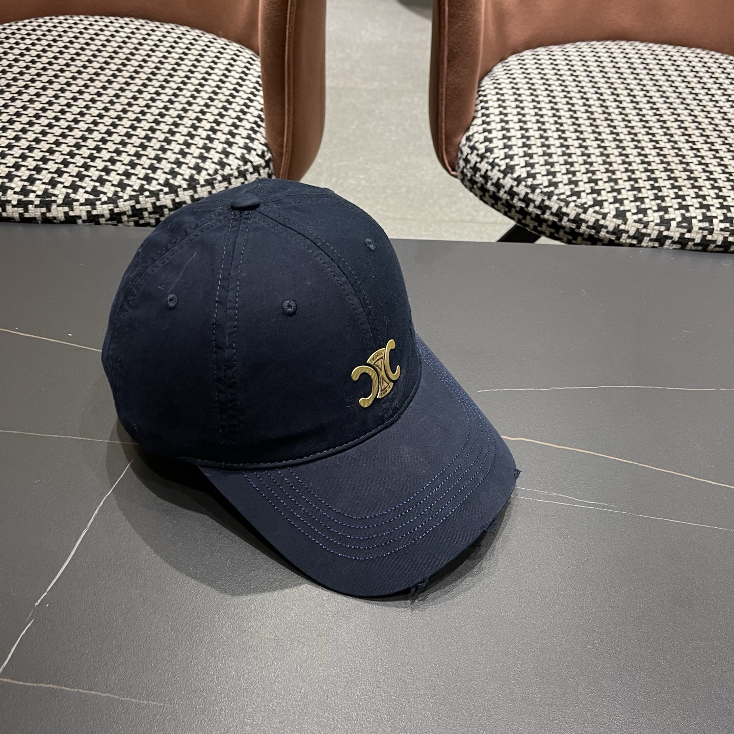 CELINE（塞琳）棒球帽🧢简简单单但很有辨识度 走在人群中一眼就能吸引住眼球