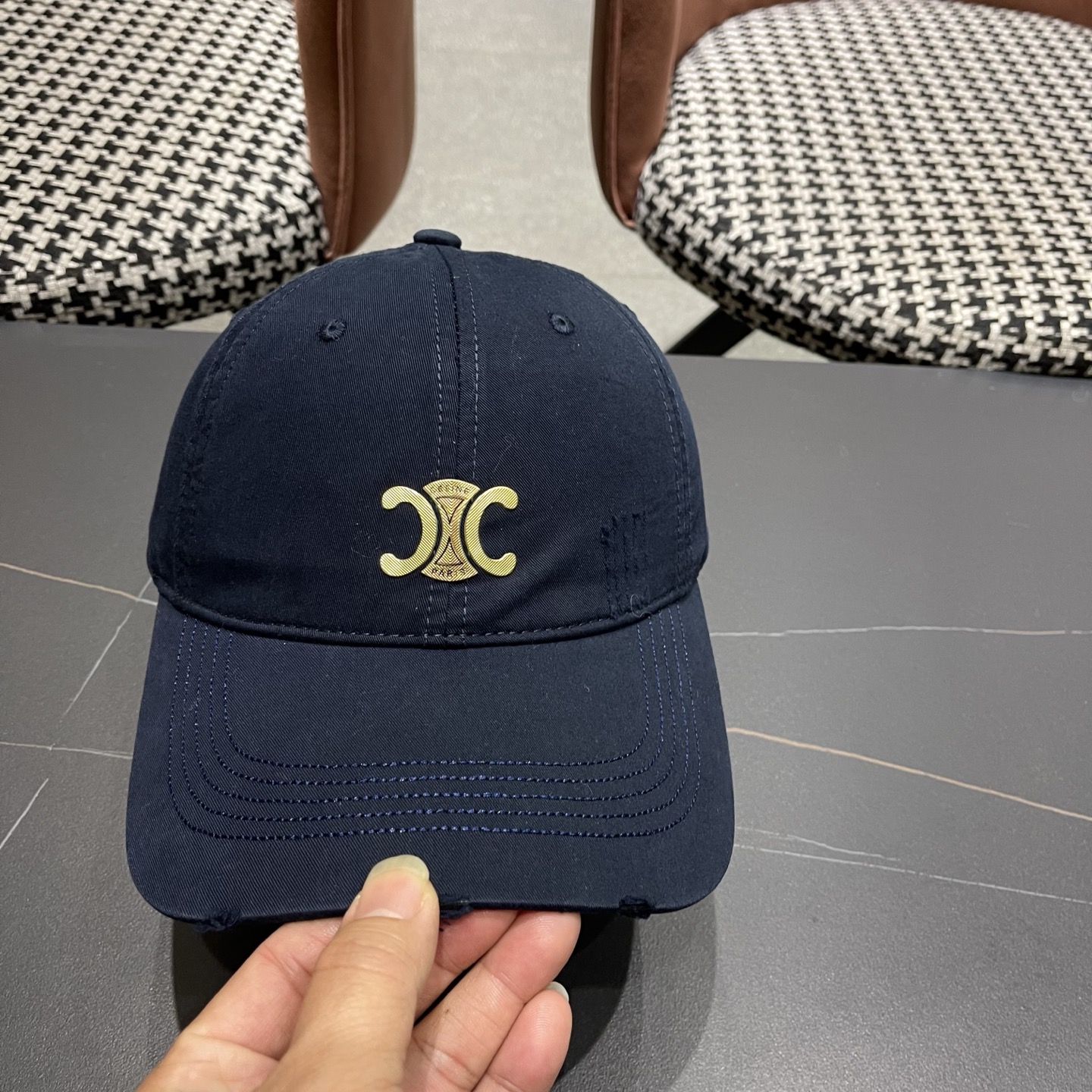 CELINE（塞琳）棒球帽🧢简简单单但很有辨识度 走在人群中一眼就能吸引住眼球