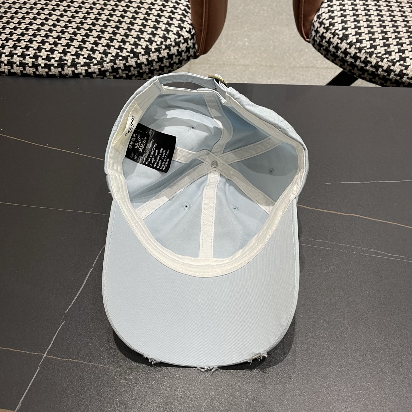 CELINE（塞琳）棒球帽🧢简简单单但很有辨识度 走在人群中一眼就能吸引住眼球