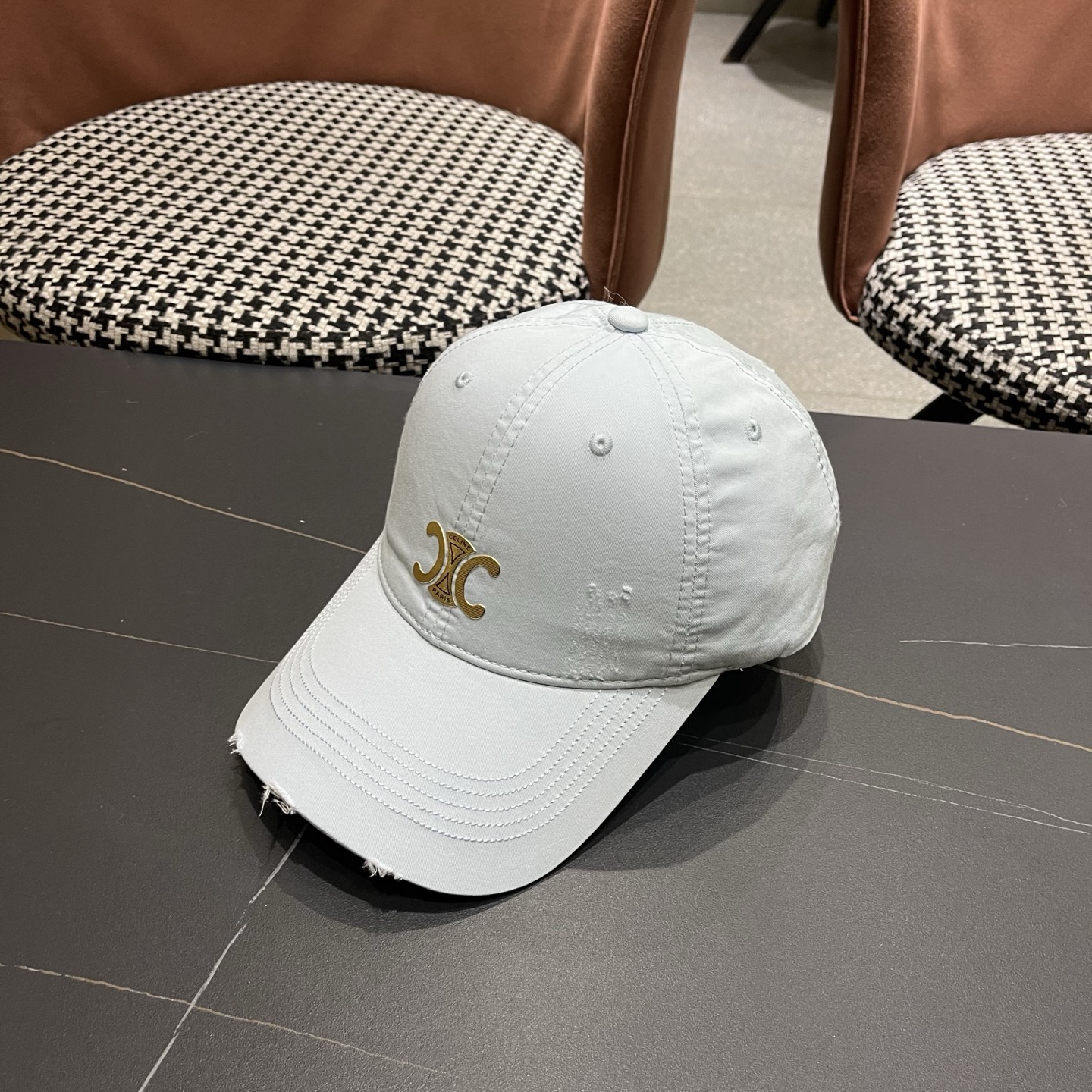 CELINE（塞琳）棒球帽🧢简简单单但很有辨识度 走在人群中一眼就能吸引住眼球