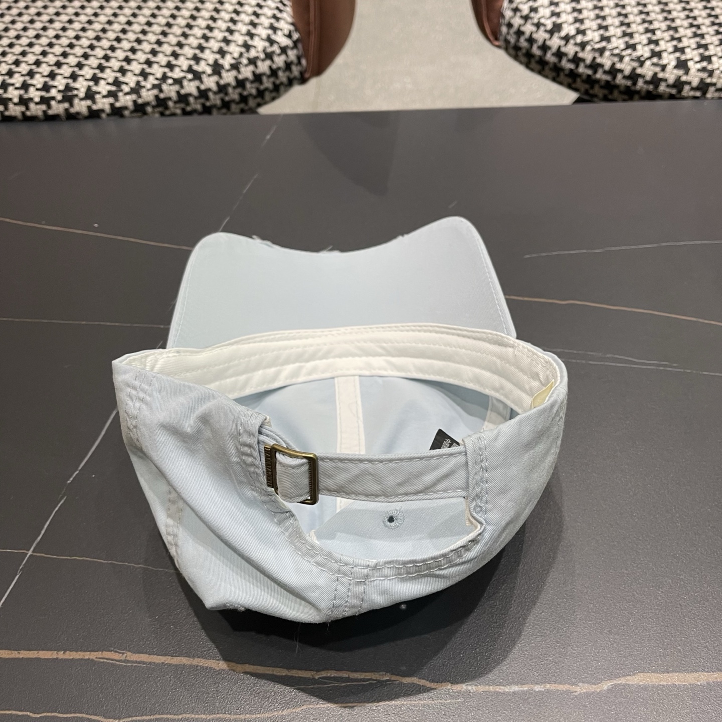 CELINE（塞琳）棒球帽🧢简简单单但很有辨识度 走在人群中一眼就能吸引住眼球