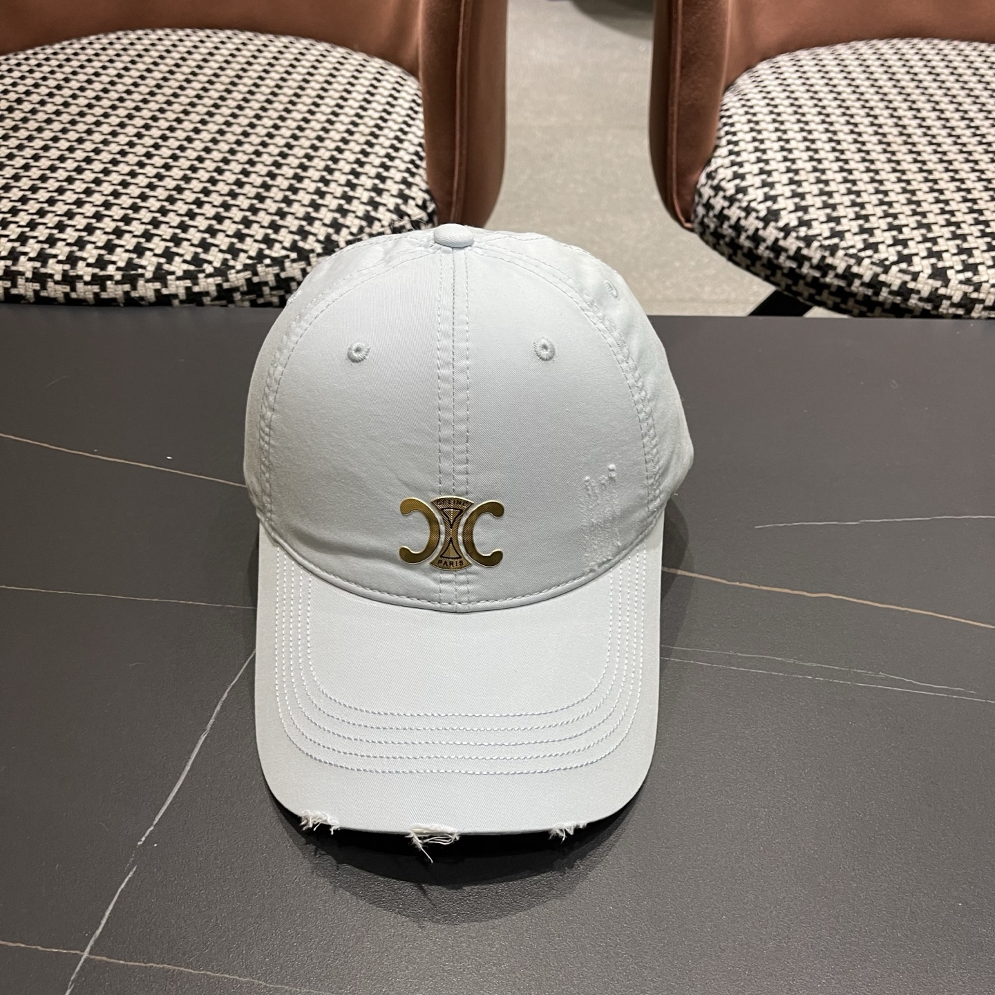 CELINE（塞琳）棒球帽🧢简简单单但很有辨识度 走在人群中一眼就能吸引住眼球