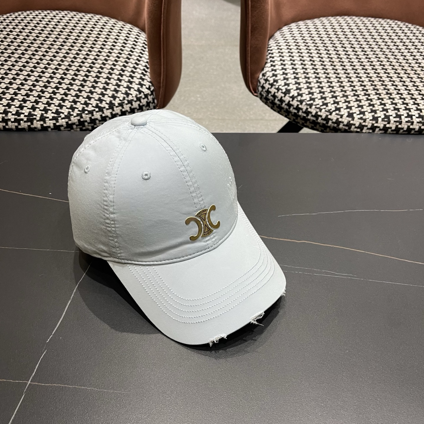 CELINE（塞琳）棒球帽🧢简简单单但很有辨识度 走在人群中一眼就能吸引住眼球