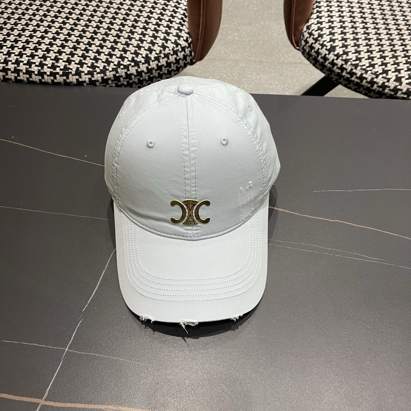 CELINE（塞琳）棒球帽🧢简简单单但很有辨识度 走在人群中一眼就能吸引住眼球