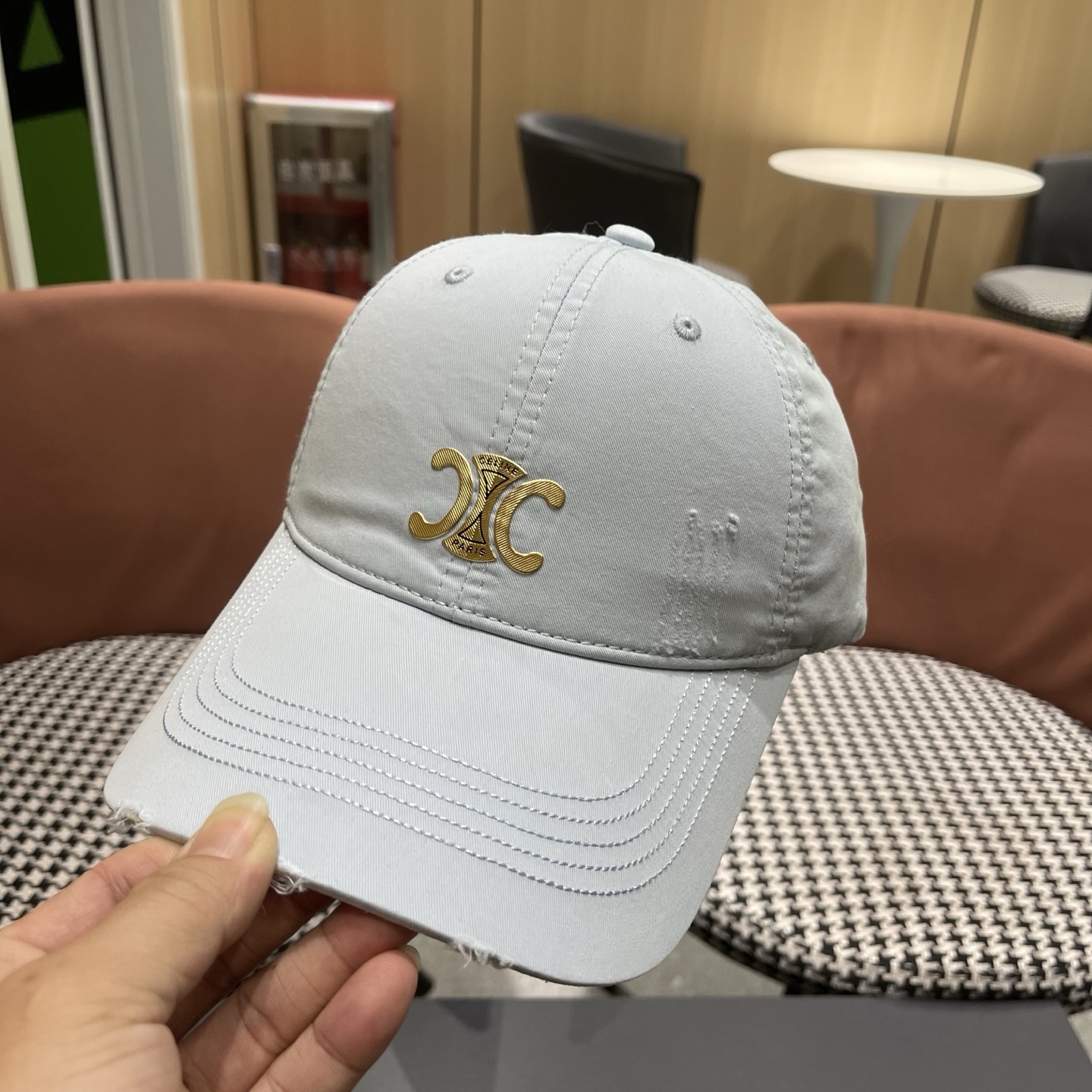 CELINE（塞琳）棒球帽🧢简简单单但很有辨识度 走在人群中一眼就能吸引住眼球
