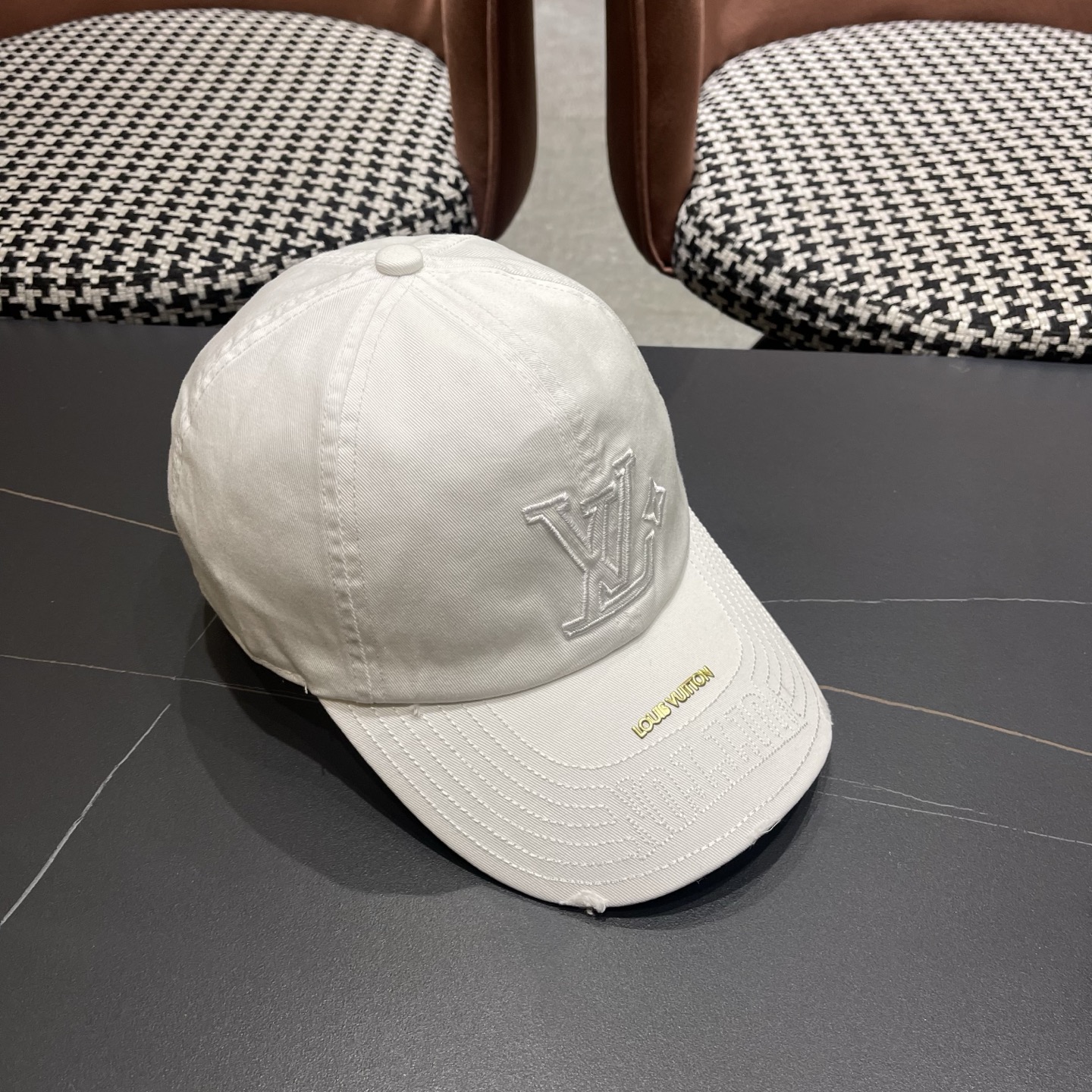 LV路易威登🧢 刺绣字母棒球帽，非常经典的经典，四季可用，出门必备，非常显脸小