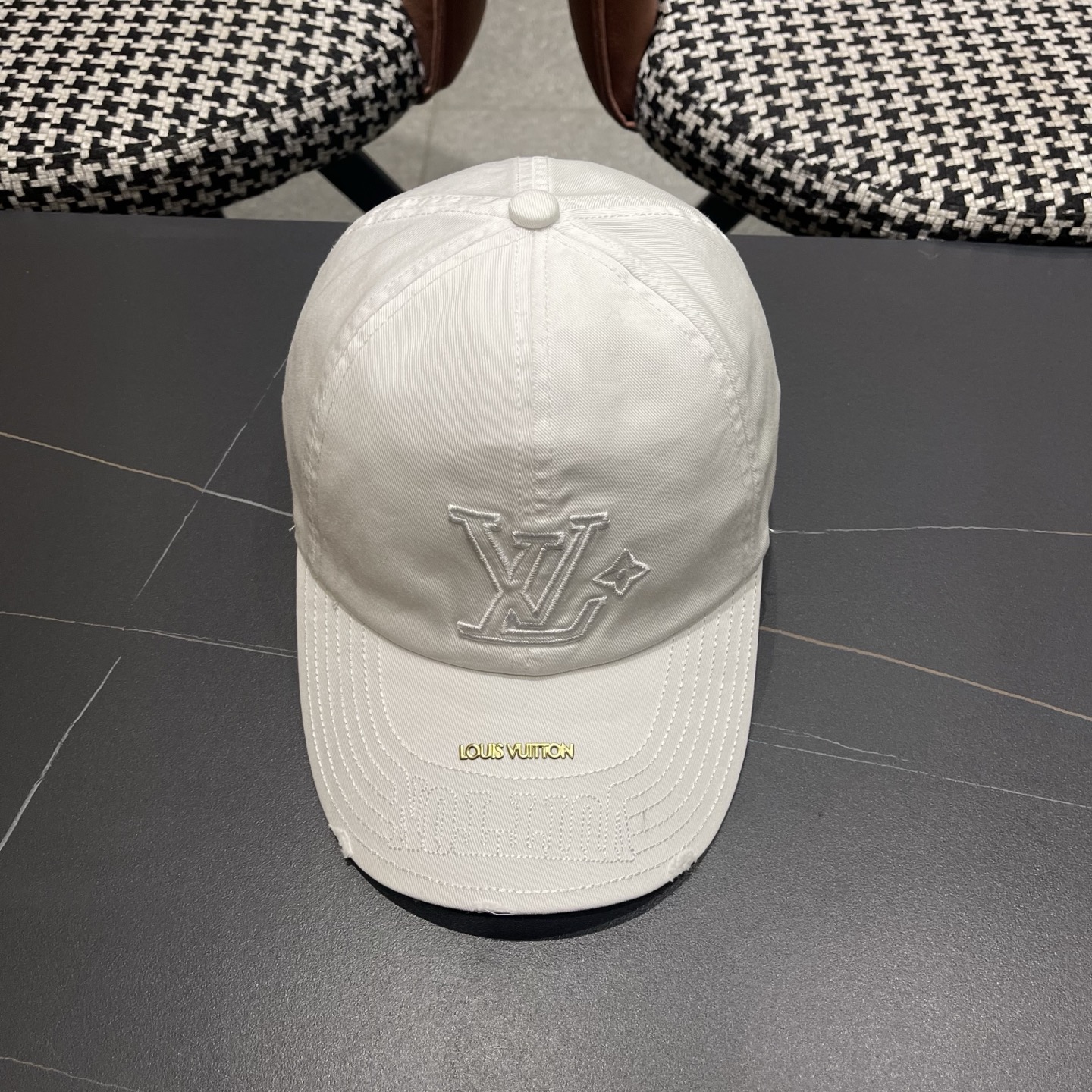 LV路易威登🧢 刺绣字母棒球帽，非常经典的经典，四季可用，出门必备，非常显脸小