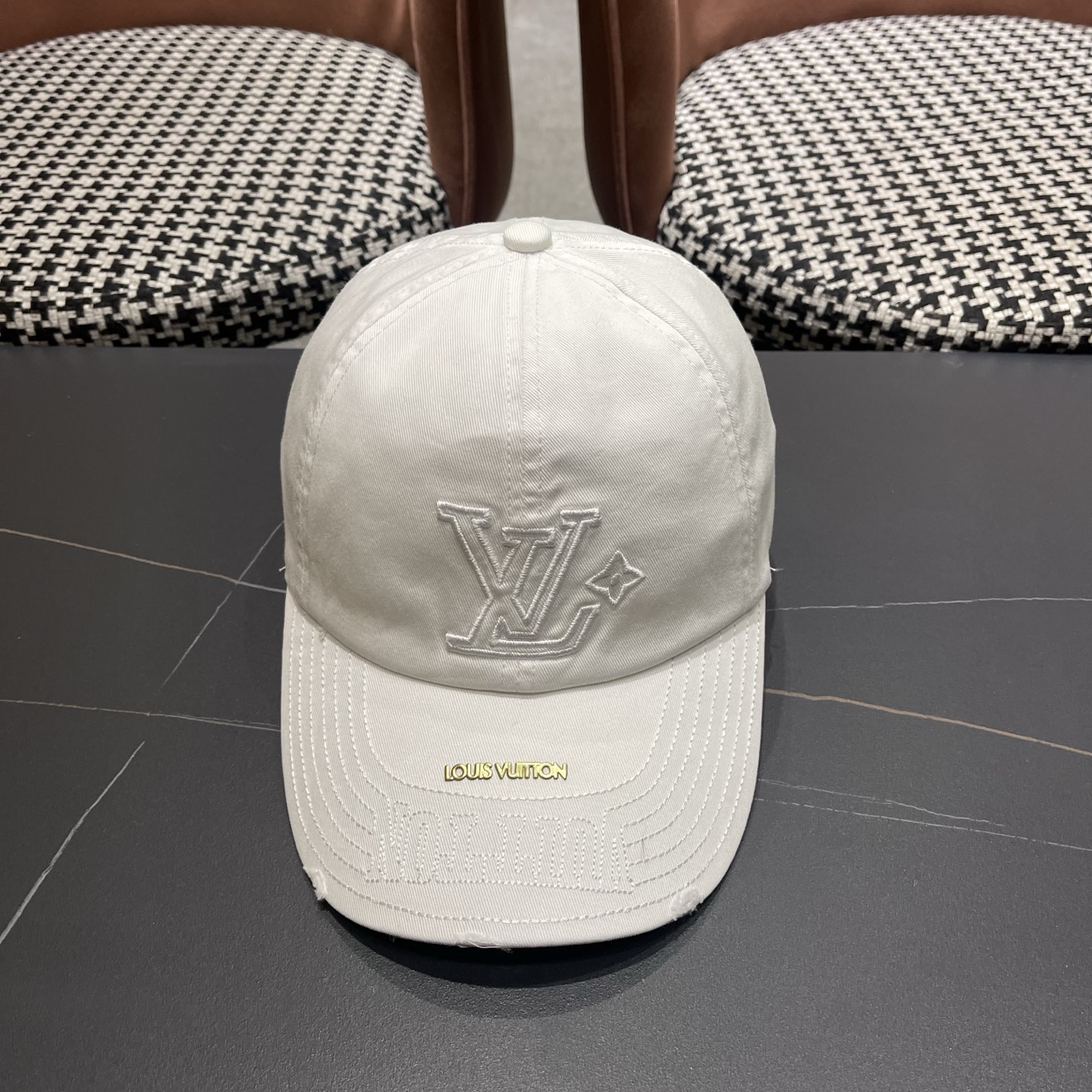 LV路易威登🧢 刺绣字母棒球帽，非常经典的经典，四季可用，出门必备，非常显脸小
