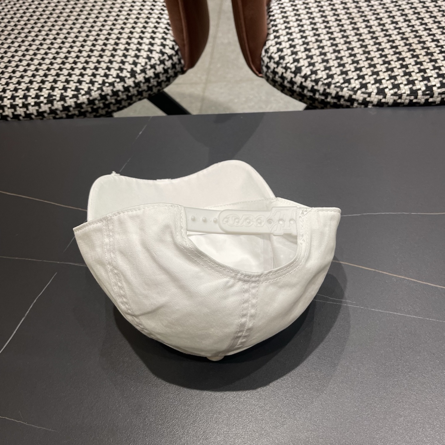 LV路易威登🧢 刺绣字母棒球帽，非常经典的经典，四季可用，出门必备，非常显脸小