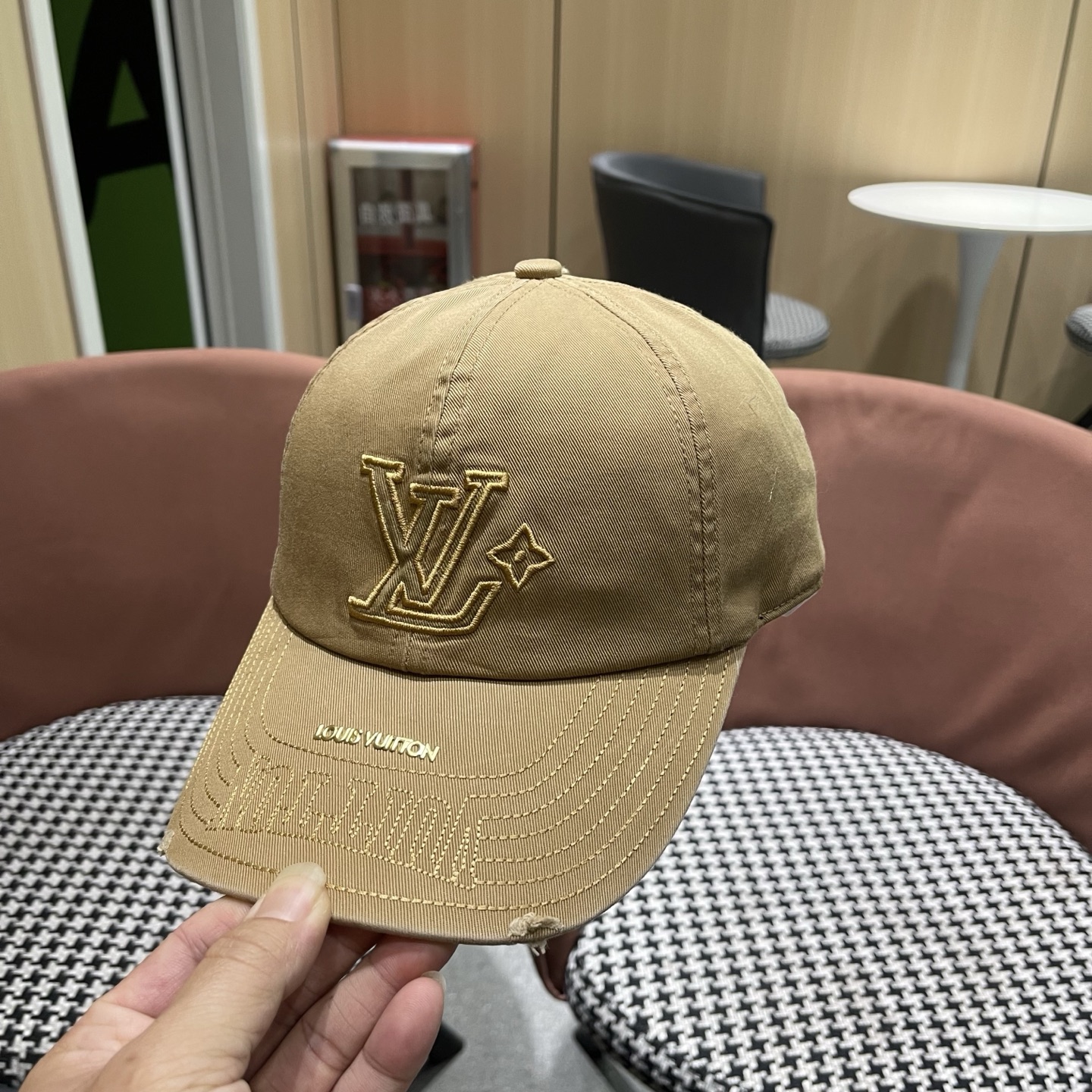 LV路易威登🧢 刺绣字母棒球帽，非常经典的经典，四季可用，出门必备，非常显脸小