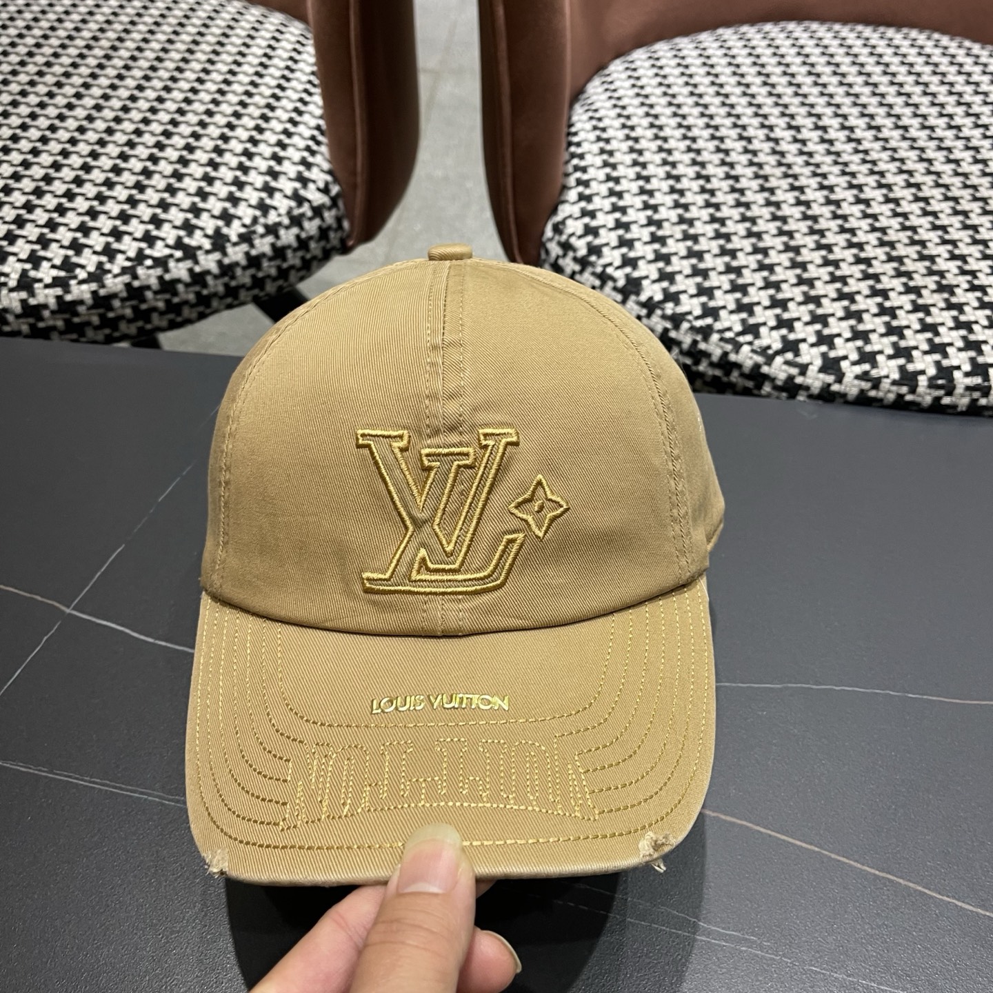 LV路易威登🧢 刺绣字母棒球帽，非常经典的经典，四季可用，出门必备，非常显脸小
